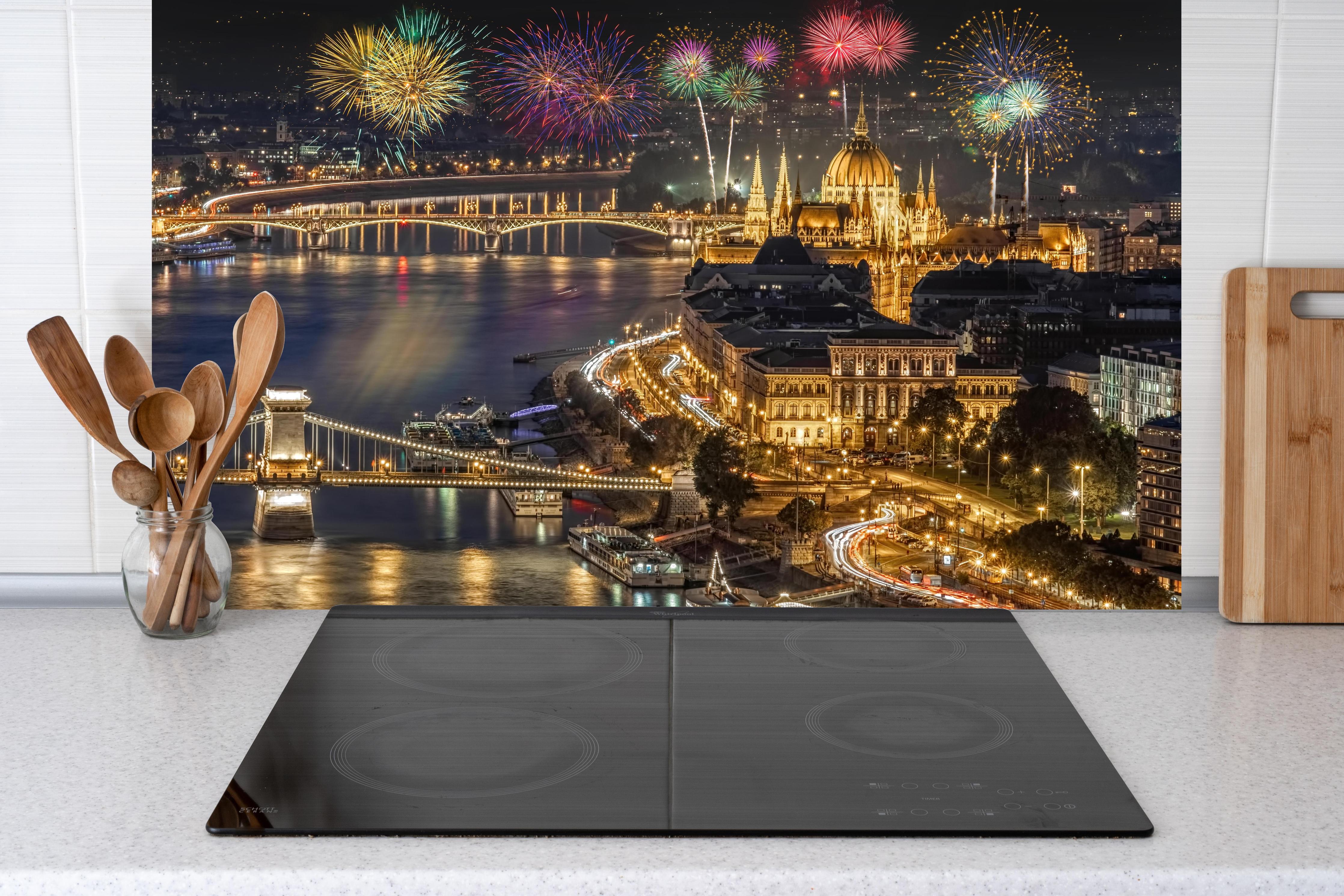 Küche - Feuerwerk über Budapest bei Nacht hinter weißen Hochglanz-Küchenregalen und schwarzem Wasserhahn