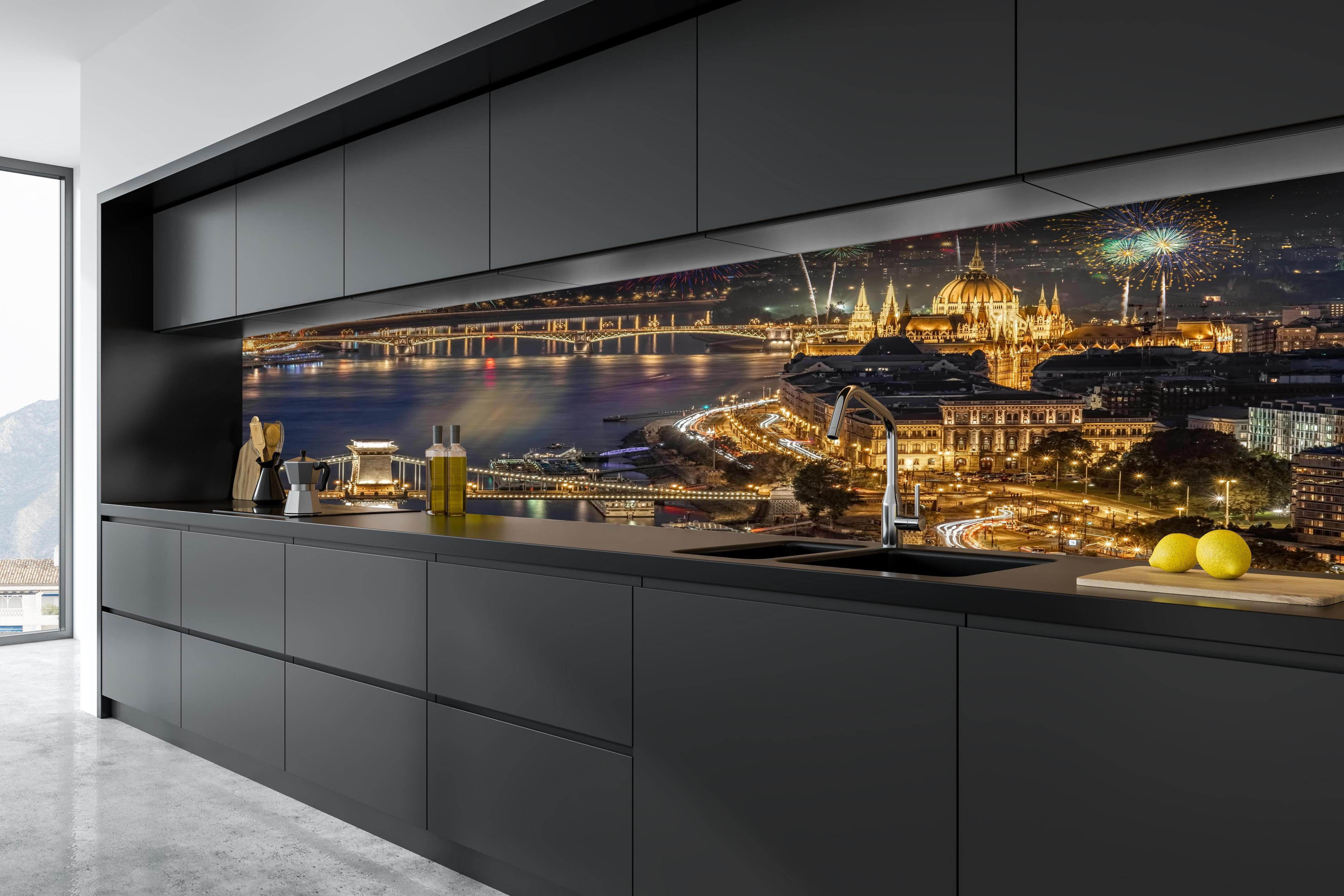 Küche - Feuerwerk über Budapest bei Nacht hinter weißen Hochglanz-Küchenregalen und schwarzem Wasserhahn