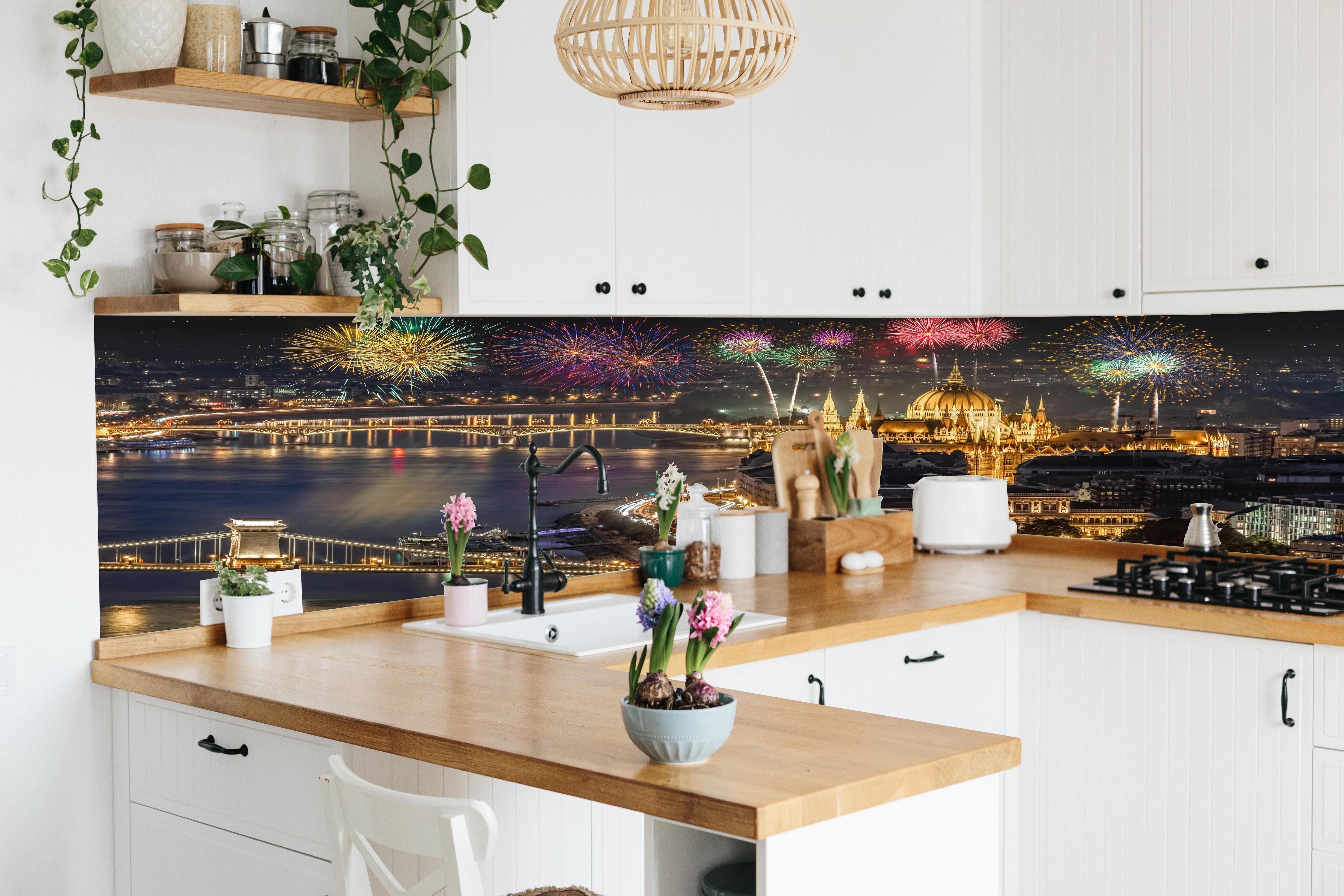 Küche - Feuerwerk über Budapest bei Nacht hinter weißen Hochglanz-Küchenregalen und schwarzem Wasserhahn
