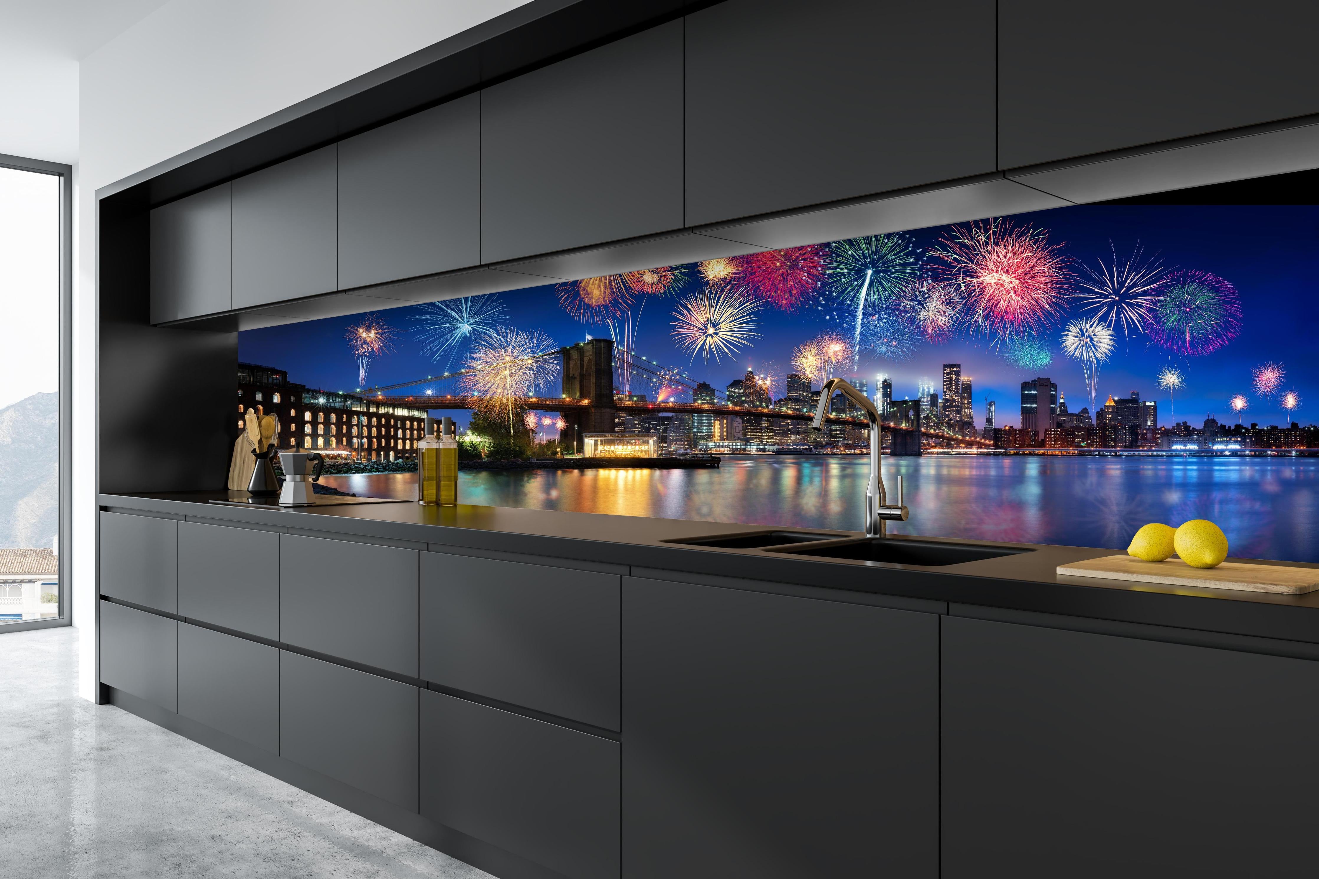 Küche - Feuerwerk über New York City hinter weißen Hochglanz-Küchenregalen und schwarzem Wasserhahn