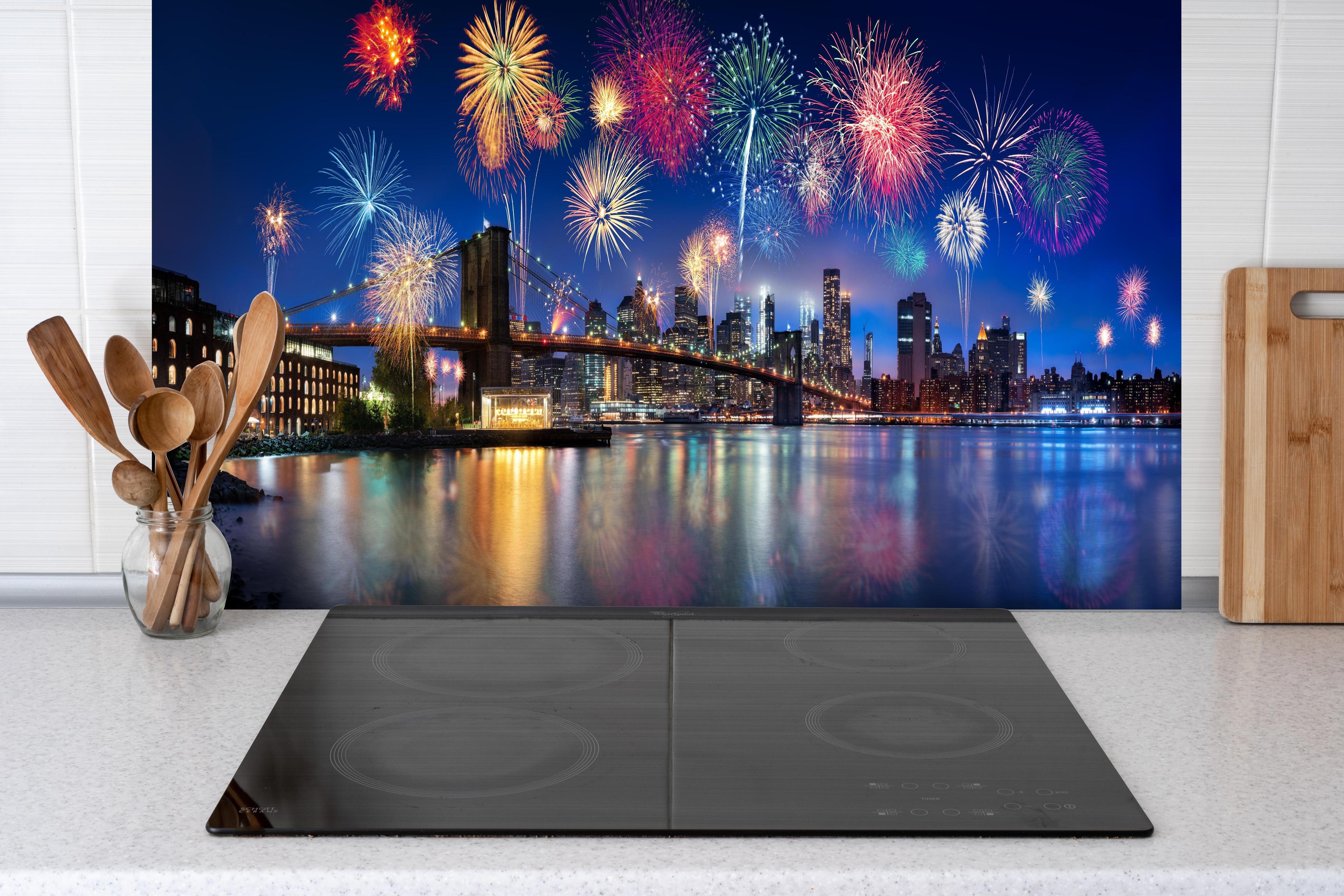 Küche - Feuerwerk über New York City hinter weißen Hochglanz-Küchenregalen und schwarzem Wasserhahn