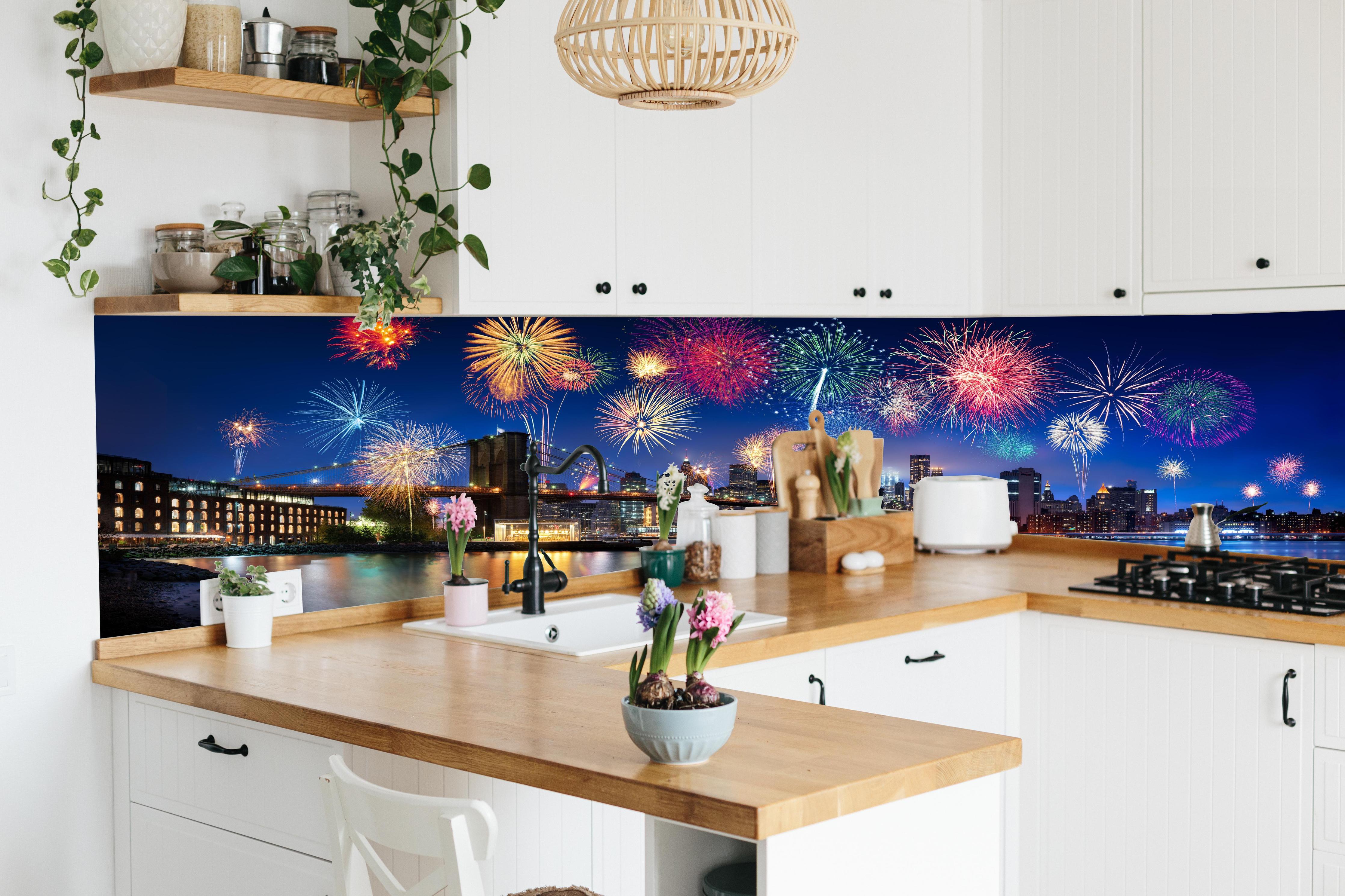 Küche - Feuerwerk über New York City hinter weißen Hochglanz-Küchenregalen und schwarzem Wasserhahn