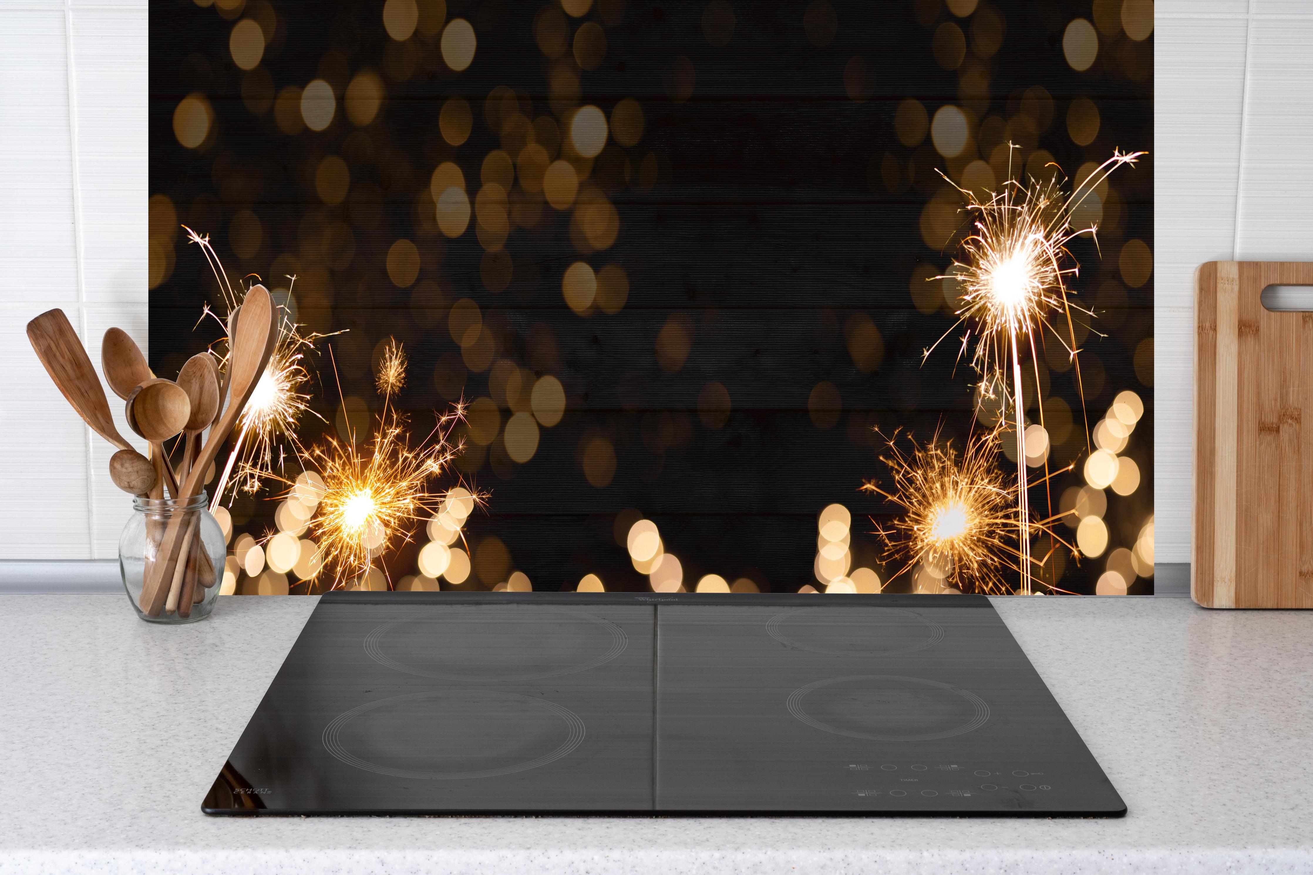 Küche - Feuerwerk und Sparkler Silvester Banner hinter weißen Hochglanz-Küchenregalen und schwarzem Wasserhahn