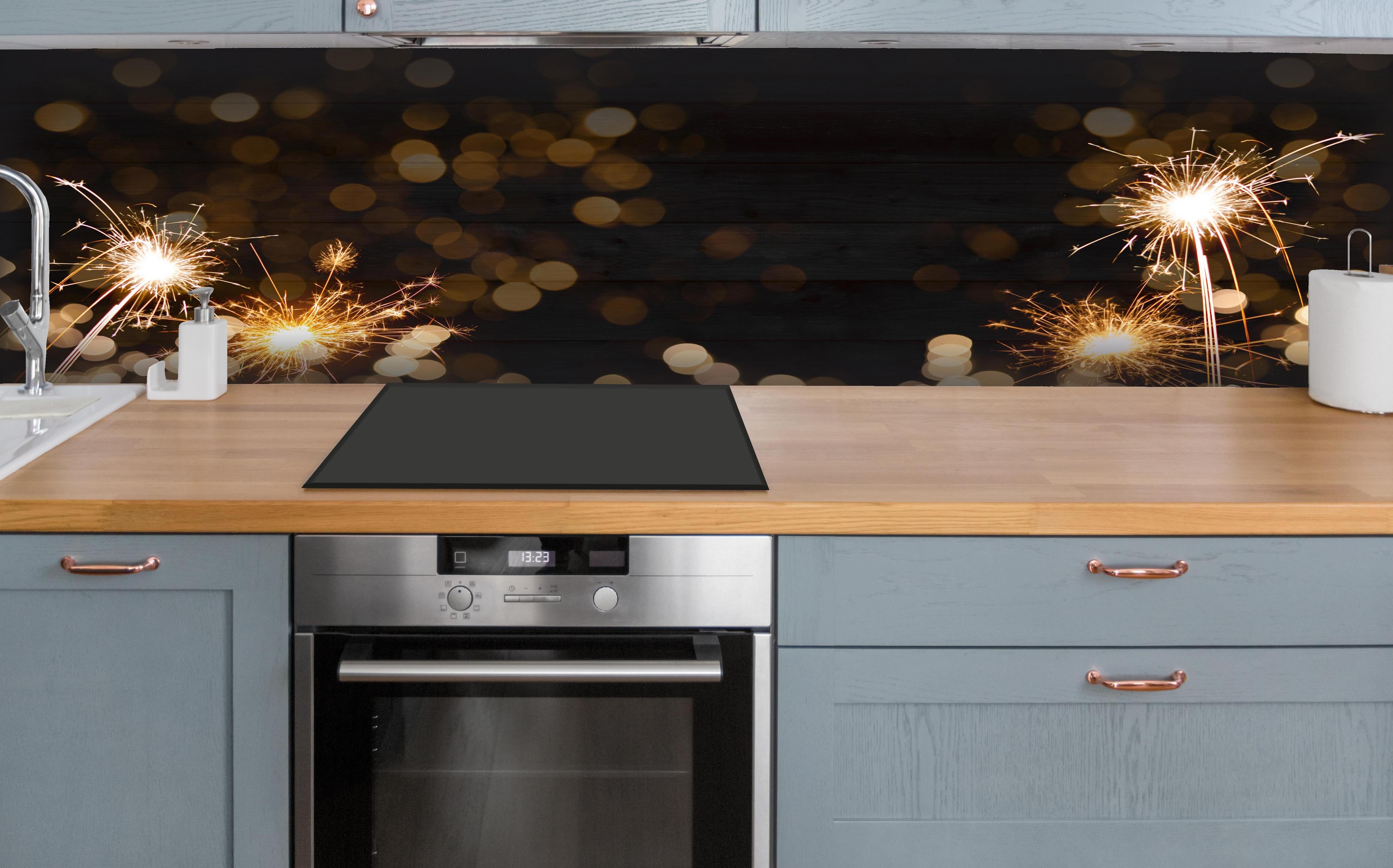 Küche - Feuerwerk und Sparkler Silvester Banner hinter weißen Hochglanz-Küchenregalen und schwarzem Wasserhahn