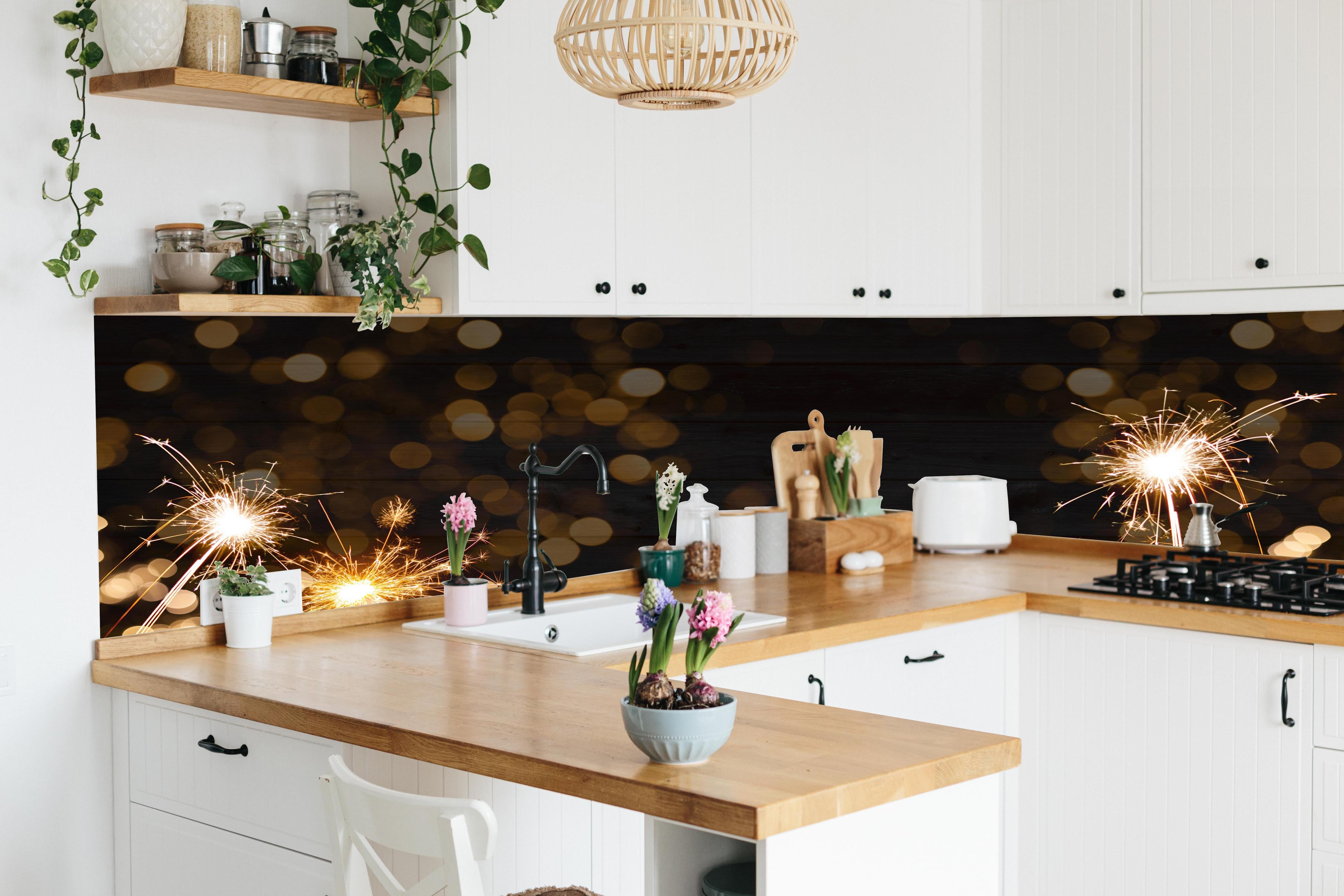 Küche - Feuerwerk und Sparkler Silvester Banner hinter weißen Hochglanz-Küchenregalen und schwarzem Wasserhahn