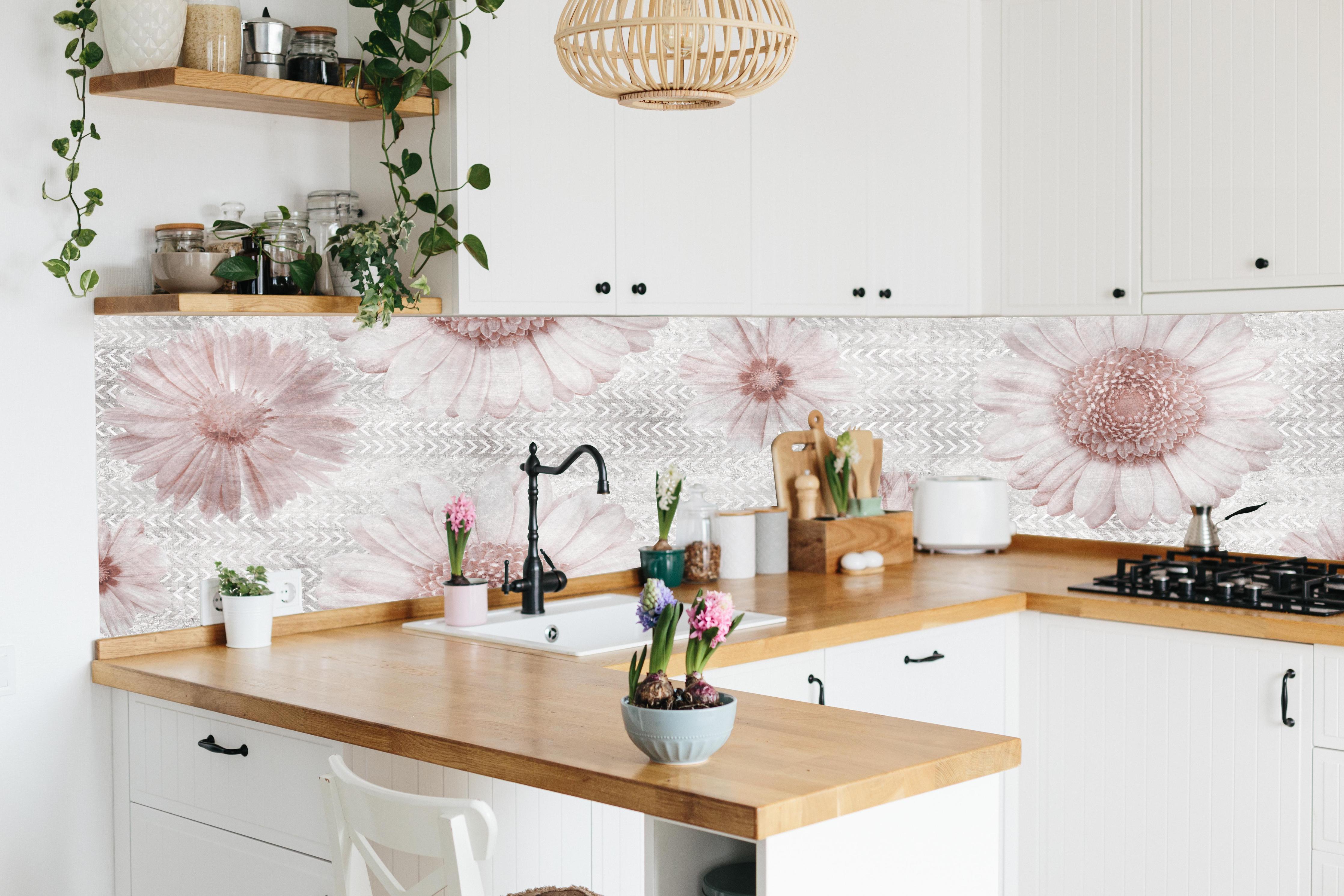 Küche - Floral Vintage Muster Grautöne auf Weiß hinter weißen Hochglanz-Küchenregalen und schwarzem Wasserhahn