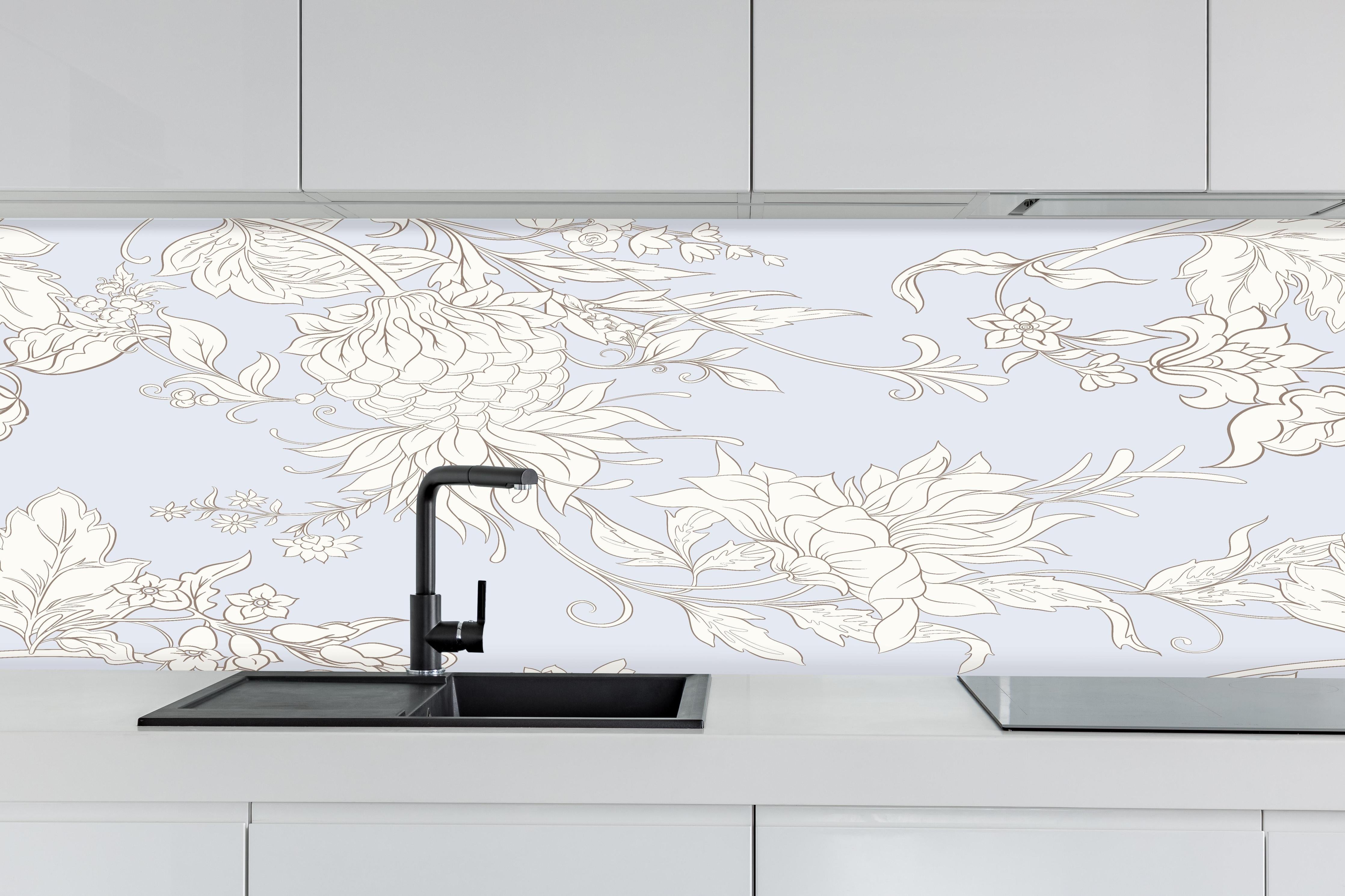 Küche - Floral Weiß-Grau Muster Design hinter weißen Hochglanz-Küchenregalen und schwarzem Wasserhahn