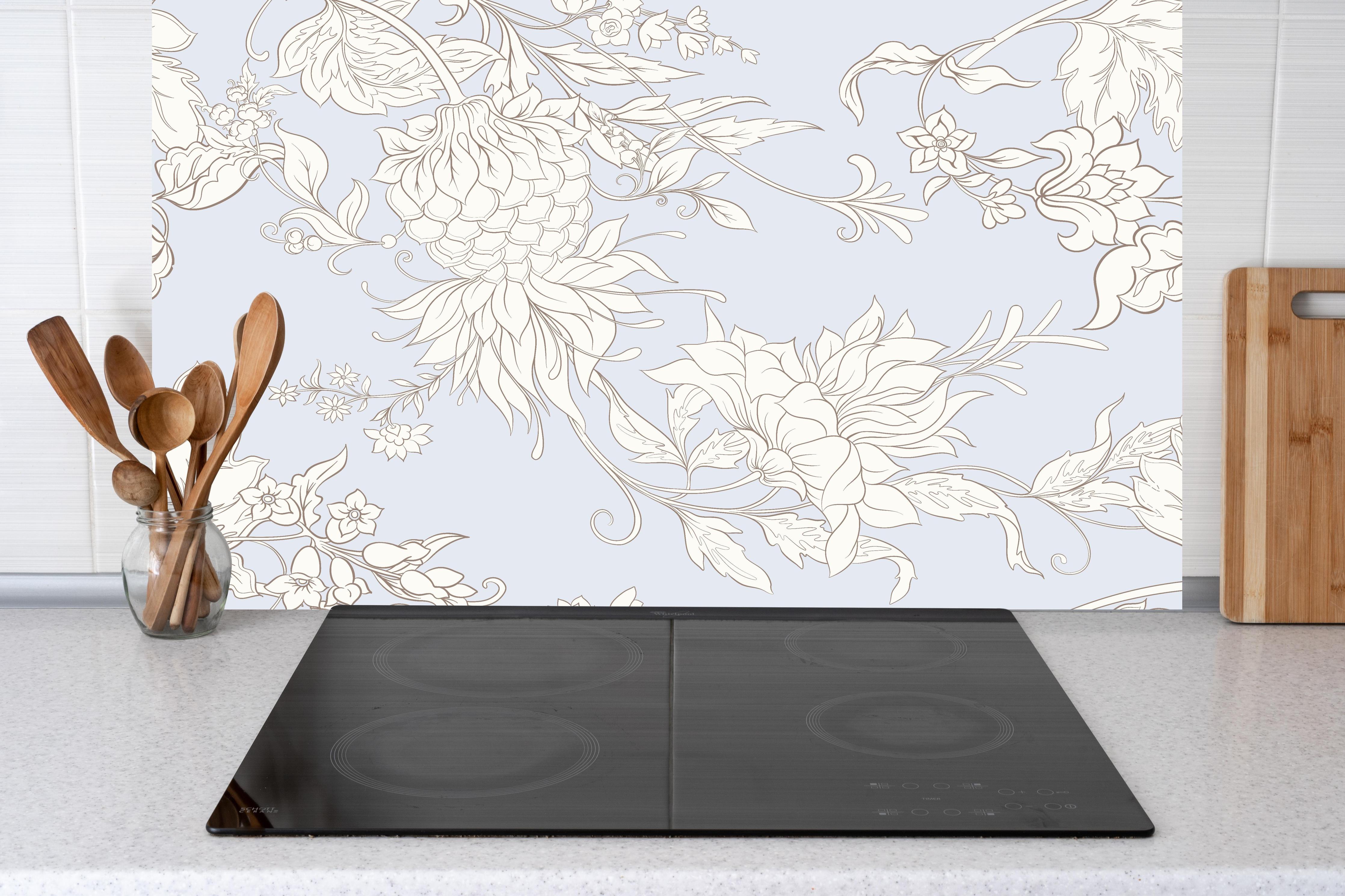 Küche - Floral Weiß-Grau Muster Design hinter weißen Hochglanz-Küchenregalen und schwarzem Wasserhahn