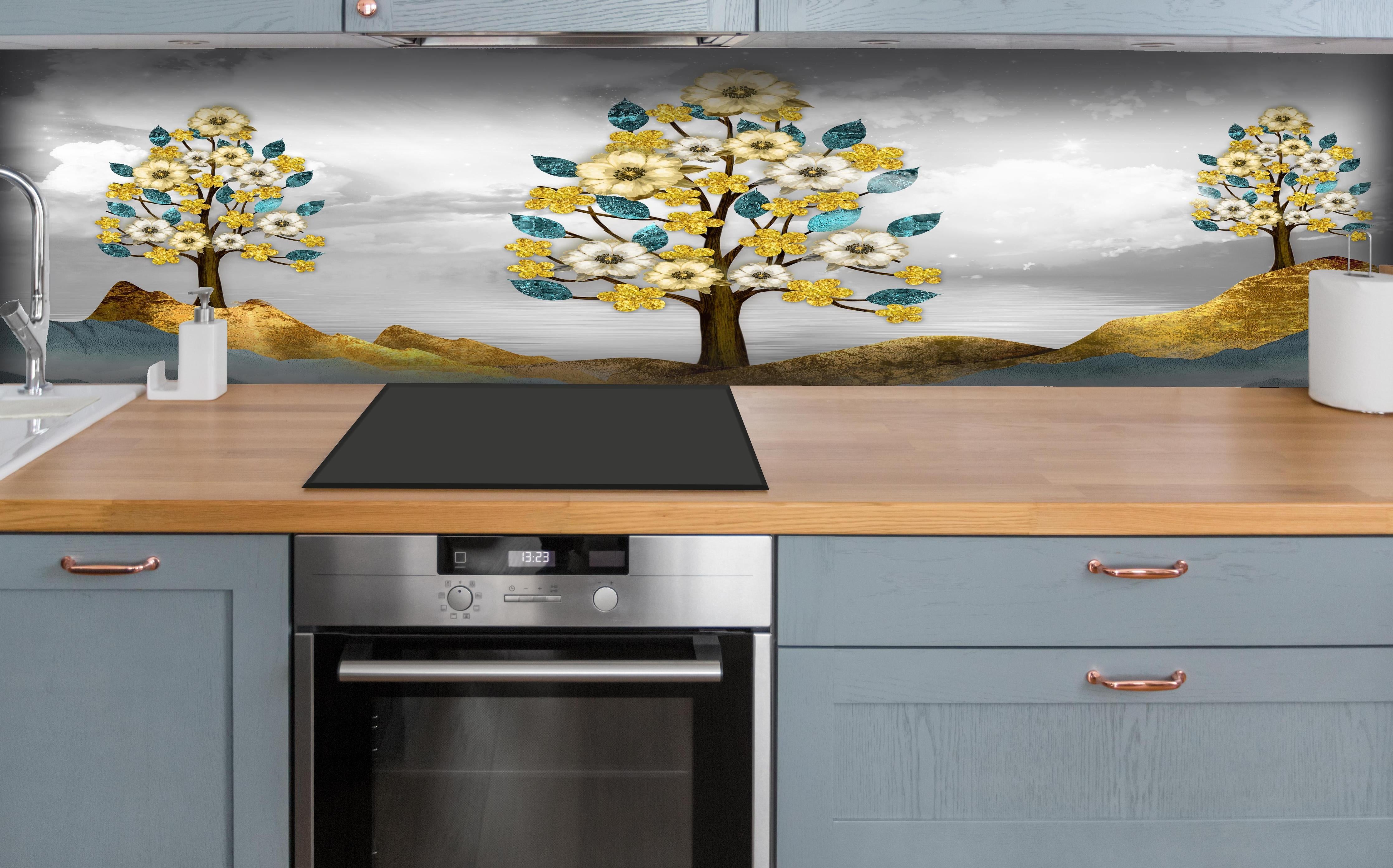 Küche - Florale Kunstmalerei - Natur hinter weißen Hochglanz-Küchenregalen und schwarzem Wasserhahn