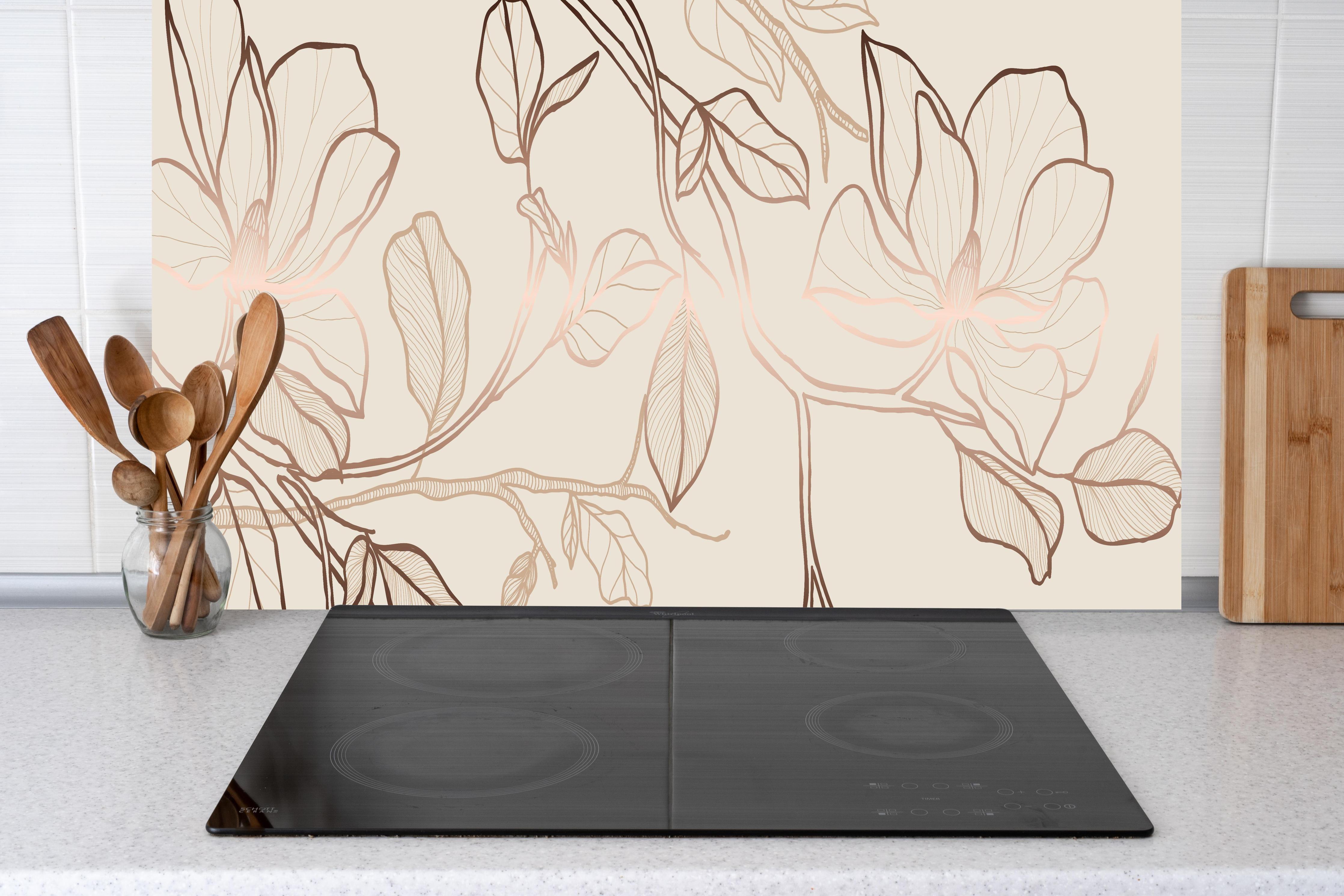 Küche - Florale Linienkunst Beige-Rosa Abstufungen hinter weißen Hochglanz-Küchenregalen und schwarzem Wasserhahn