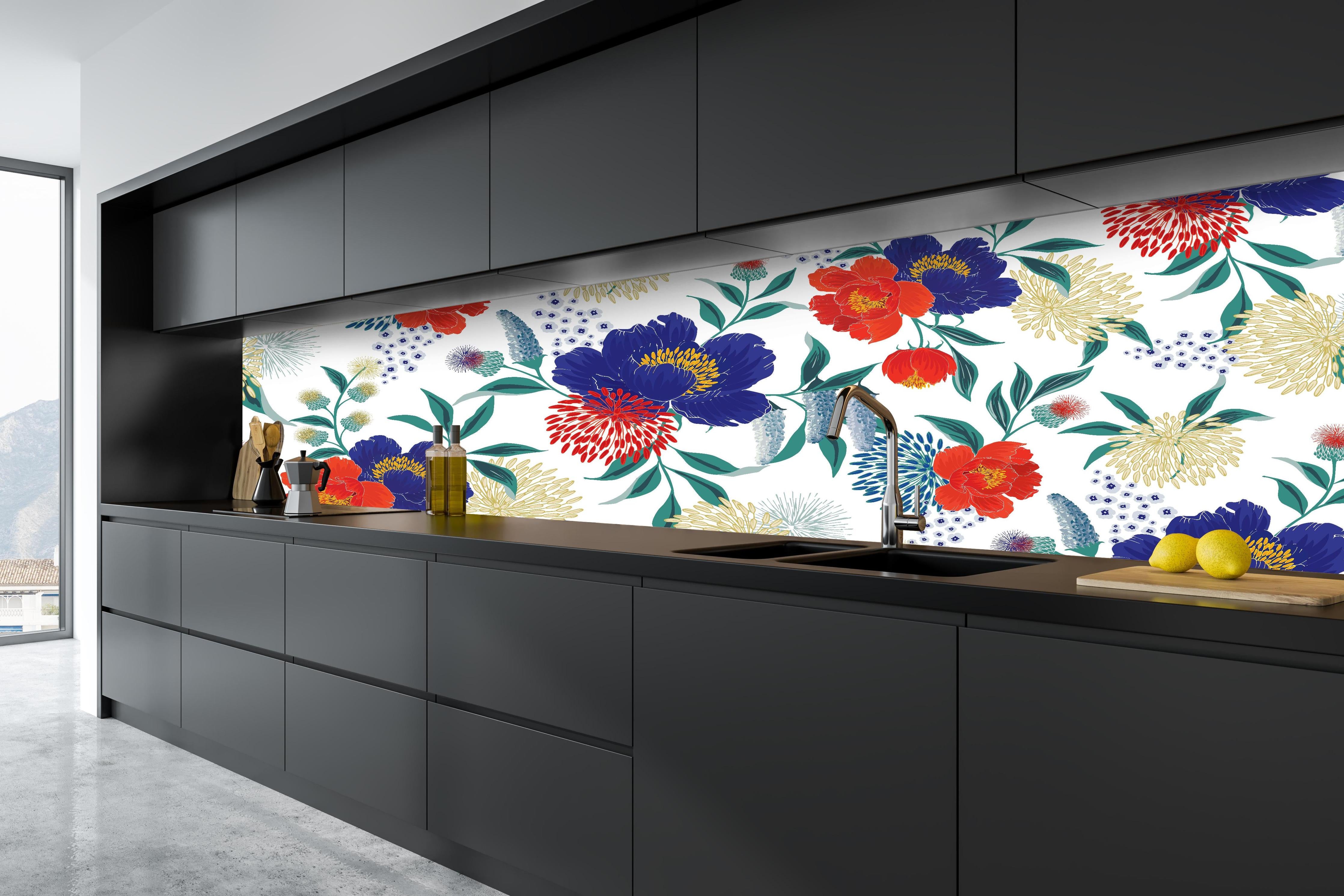 Küche - Florale Tapete mit buntem Blumen Design hinter weißen Hochglanz-Küchenregalen und schwarzem Wasserhahn
