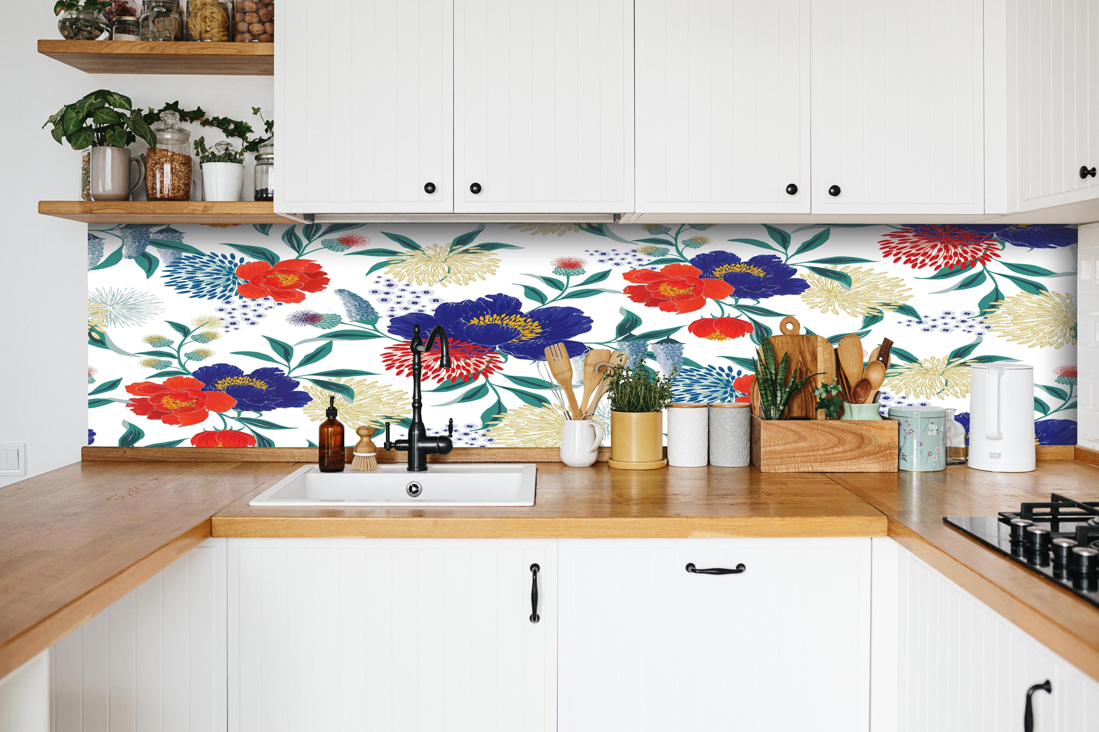 Küche - Florale Tapete mit buntem Blumen Design hinter weißen Hochglanz-Küchenregalen und schwarzem Wasserhahn