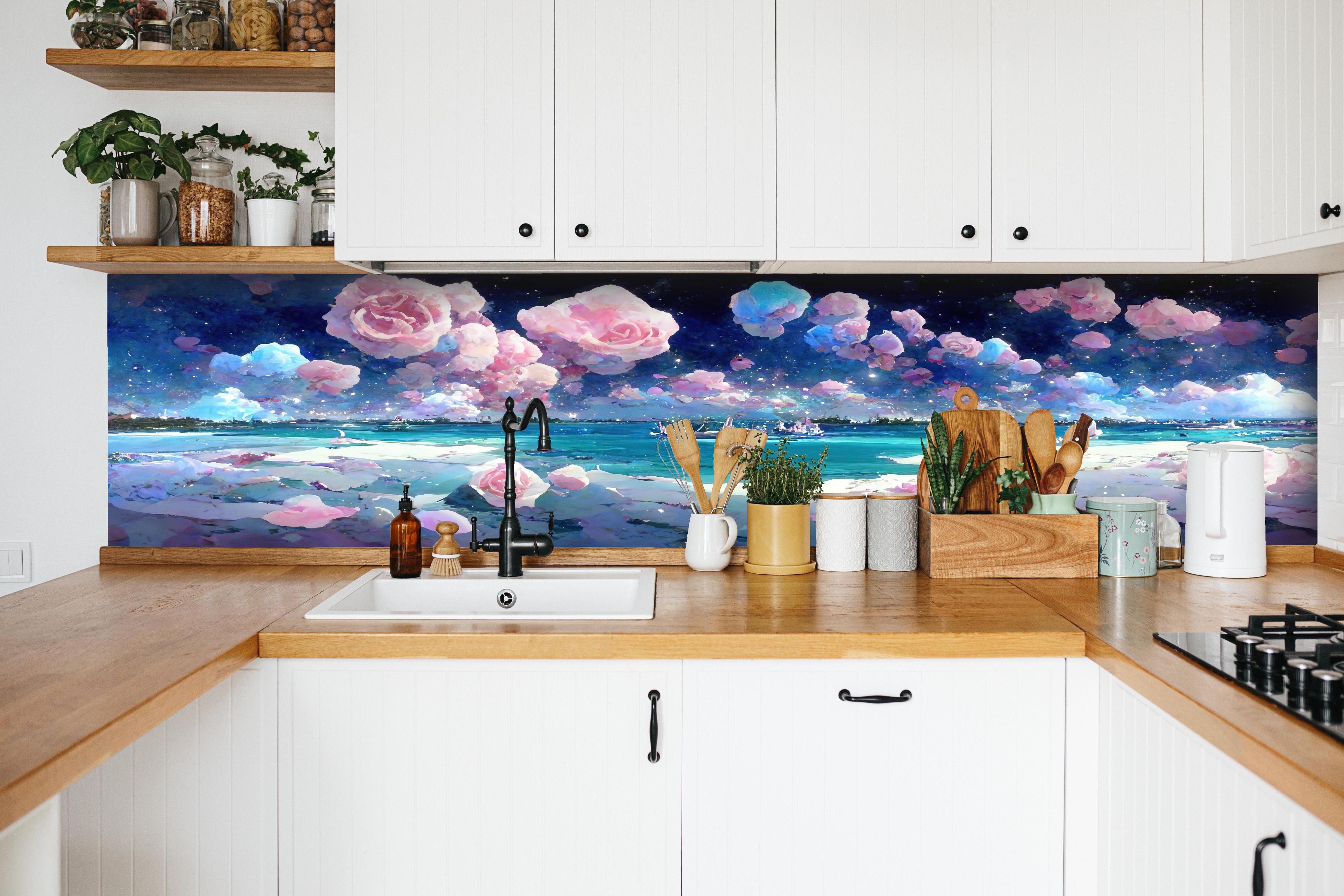 Küche - Florale Traumwelt - Ozean hinter weißen Hochglanz-Küchenregalen und schwarzem Wasserhahn