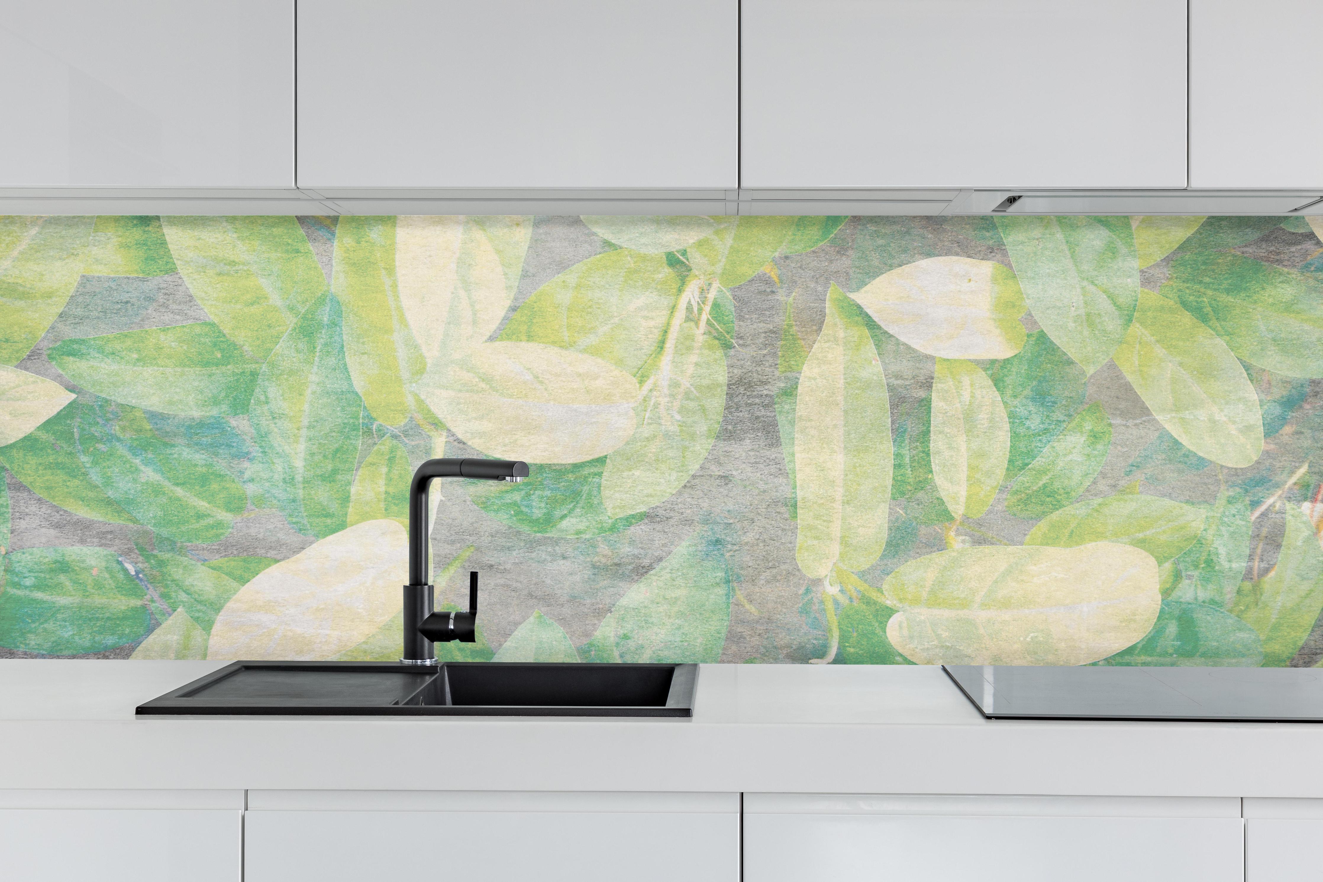 Küche - Florale Wand - Gräulich hinter weißen Hochglanz-Küchenregalen und schwarzem Wasserhahn