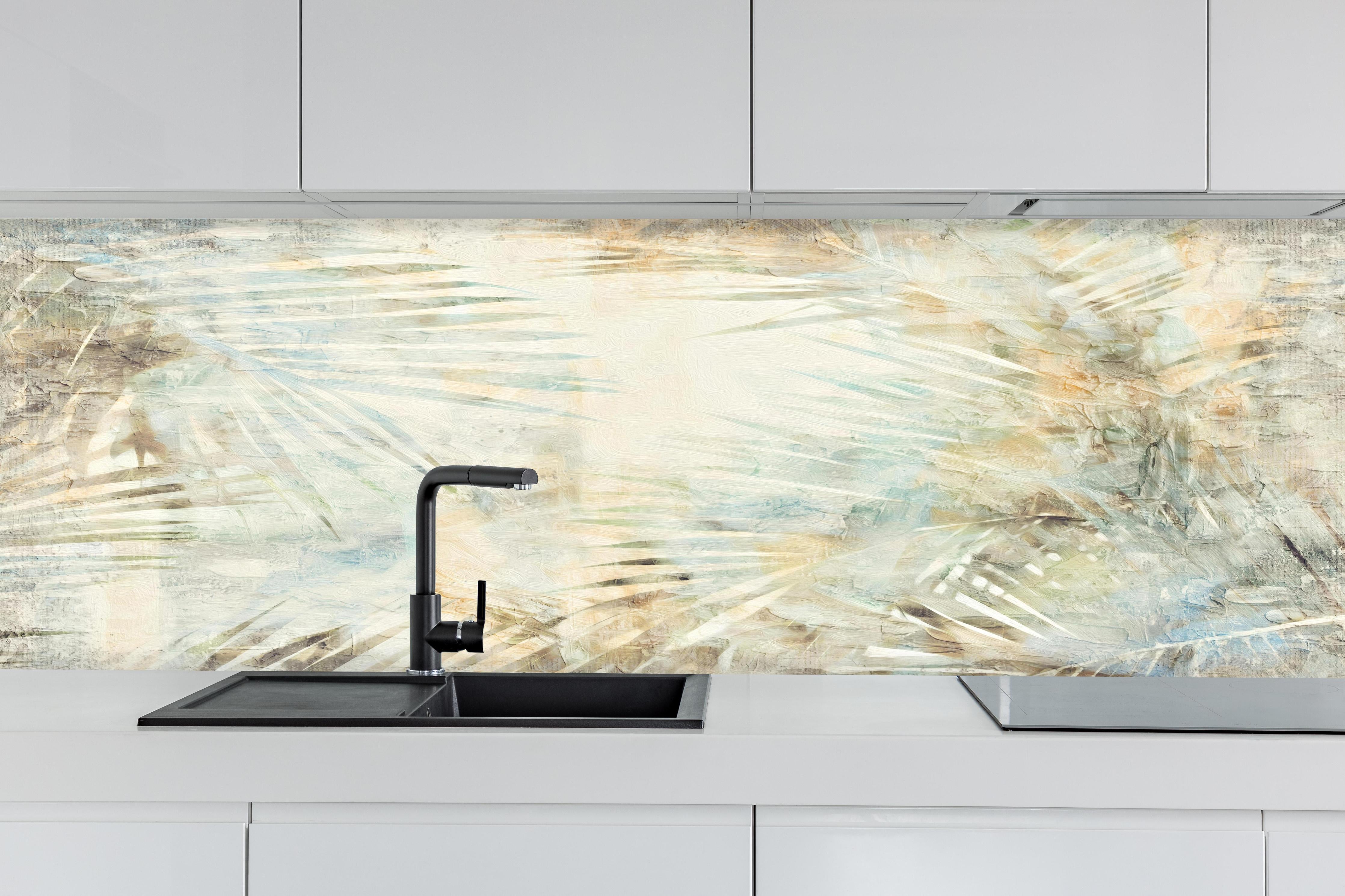 Küche - Florale Wand - Moderne Kunst hinter weißen Hochglanz-Küchenregalen und schwarzem Wasserhahn