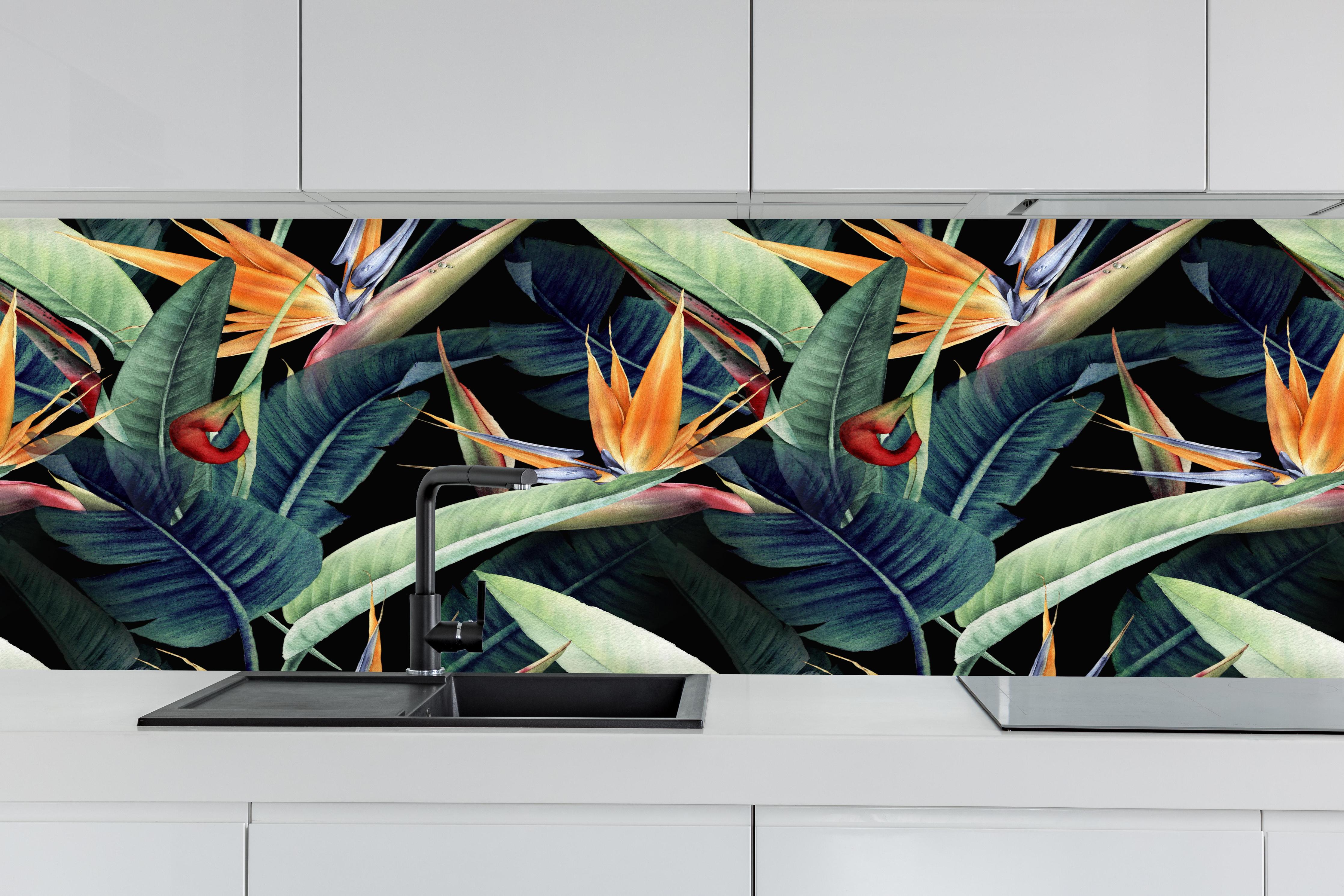 Küche - Florales Blätter Muster hinter weißen Hochglanz-Küchenregalen und schwarzem Wasserhahn
