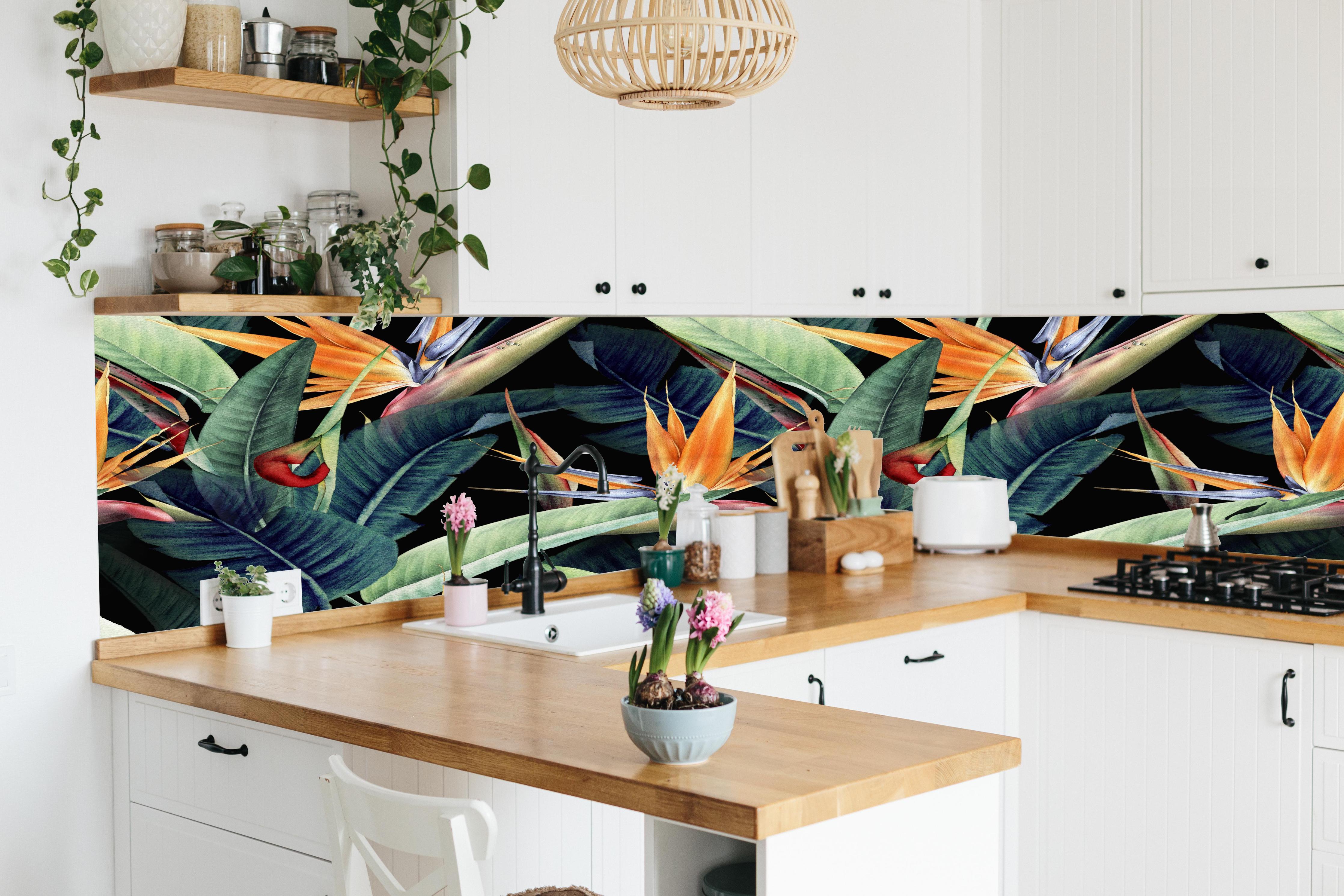 Küche - Florales Blätter Muster hinter weißen Hochglanz-Küchenregalen und schwarzem Wasserhahn