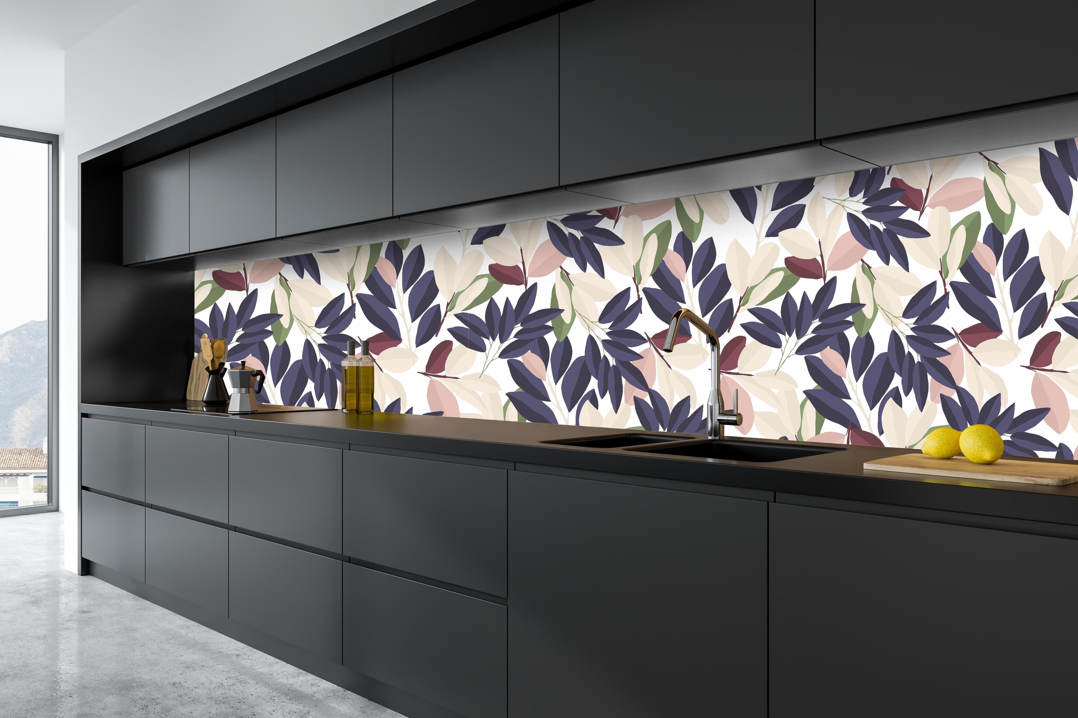 Küche - Florales Design in sanften Pastellnuancen hinter weißen Hochglanz-Küchenregalen und schwarzem Wasserhahn