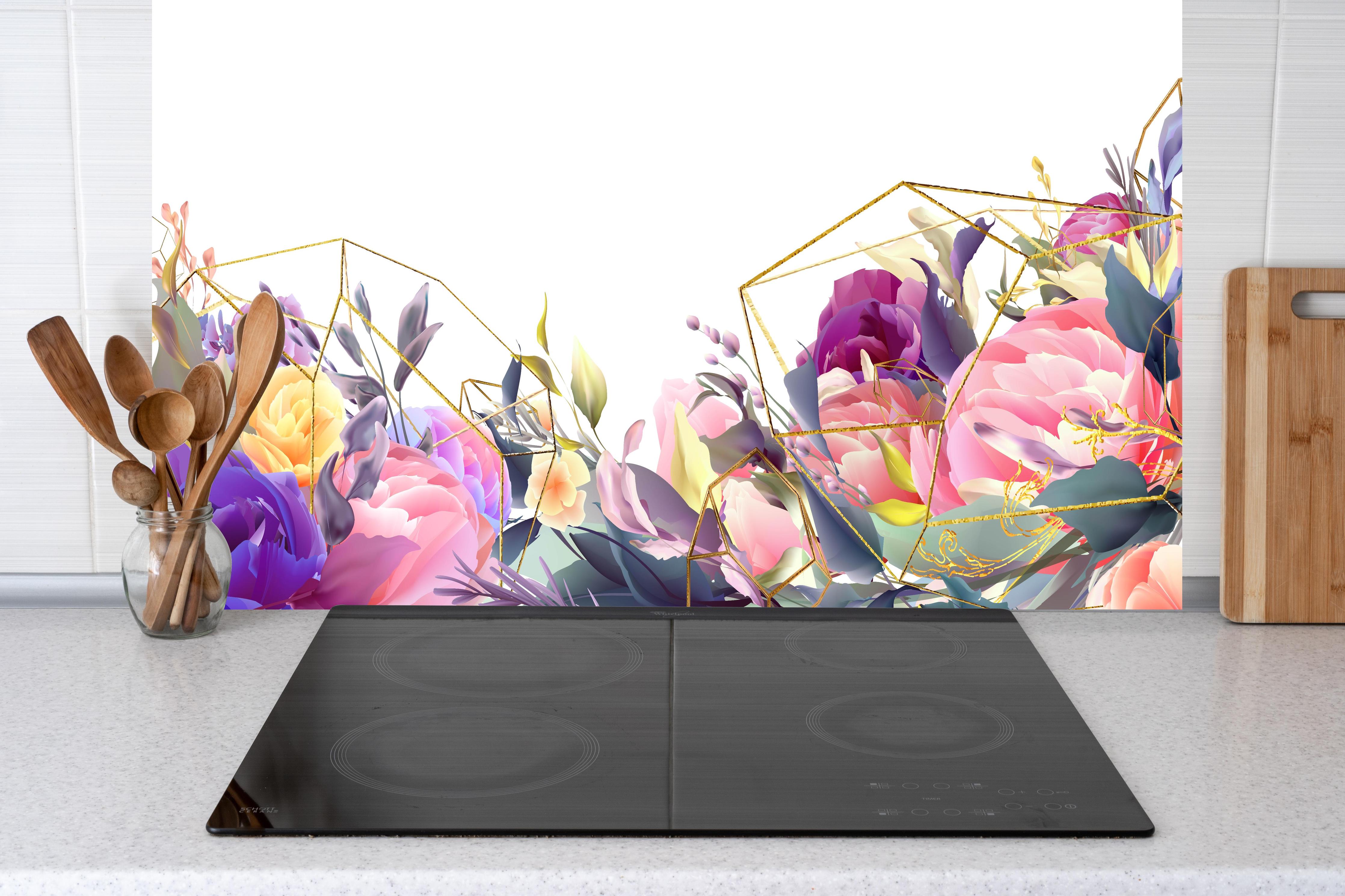 Küche - Florales Kunstdesign mit Goldakzenten hinter weißen Hochglanz-Küchenregalen und schwarzem Wasserhahn