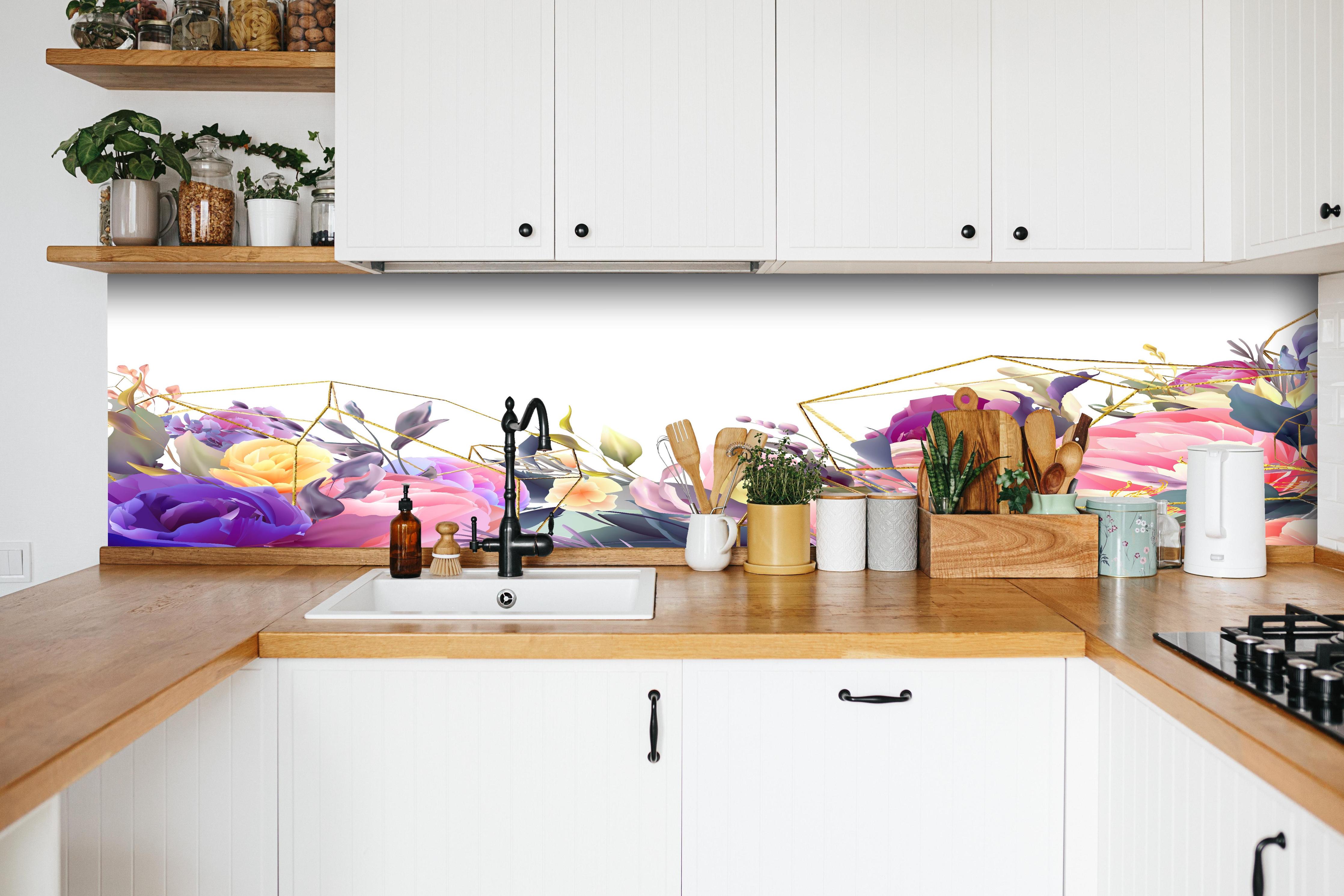 Küche - Florales Kunstdesign mit Goldakzenten hinter weißen Hochglanz-Küchenregalen und schwarzem Wasserhahn