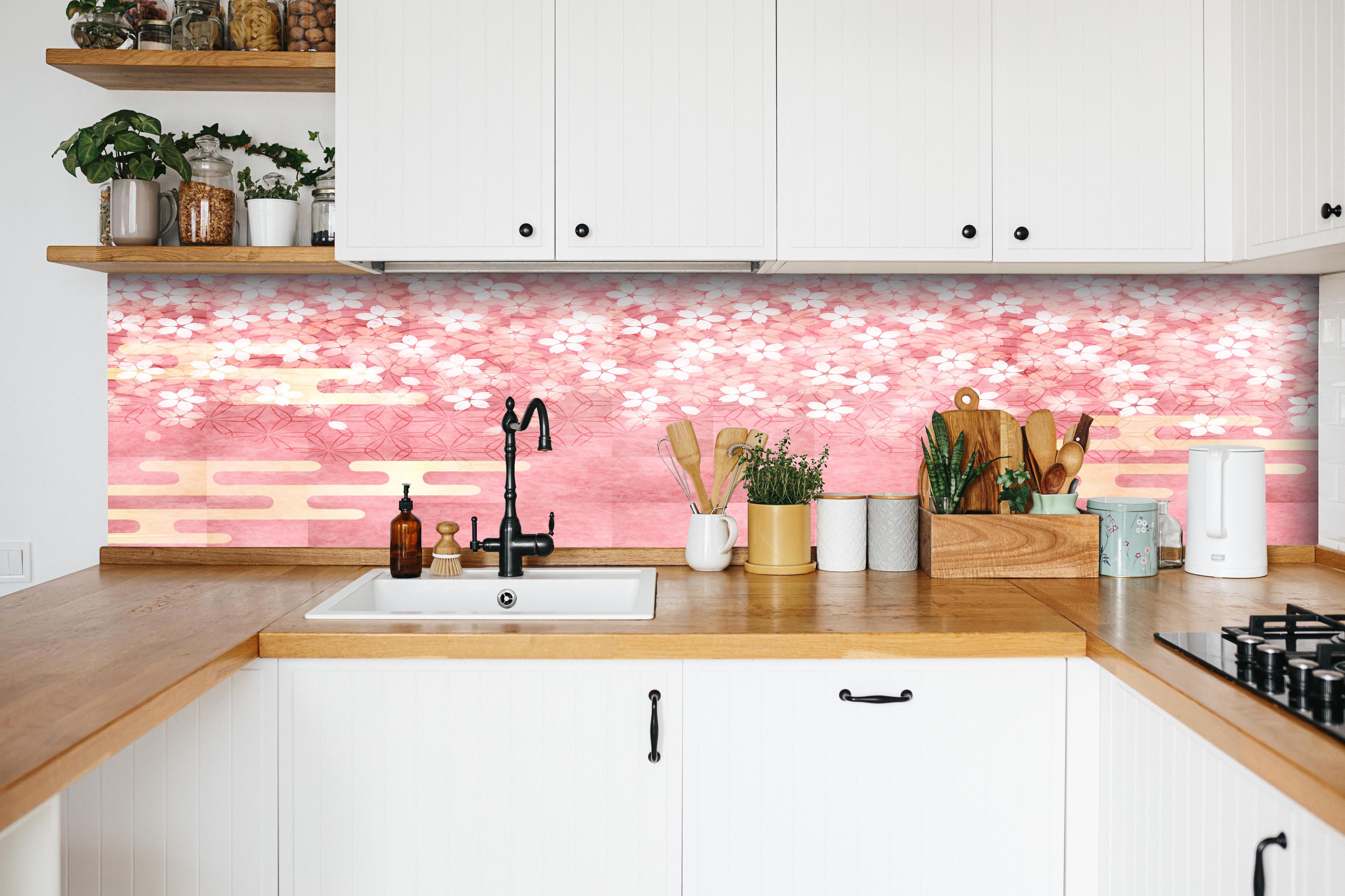 Küche - Florales Muster Rosa mit Goldakzenten hinter weißen Hochglanz-Küchenregalen und schwarzem Wasserhahn