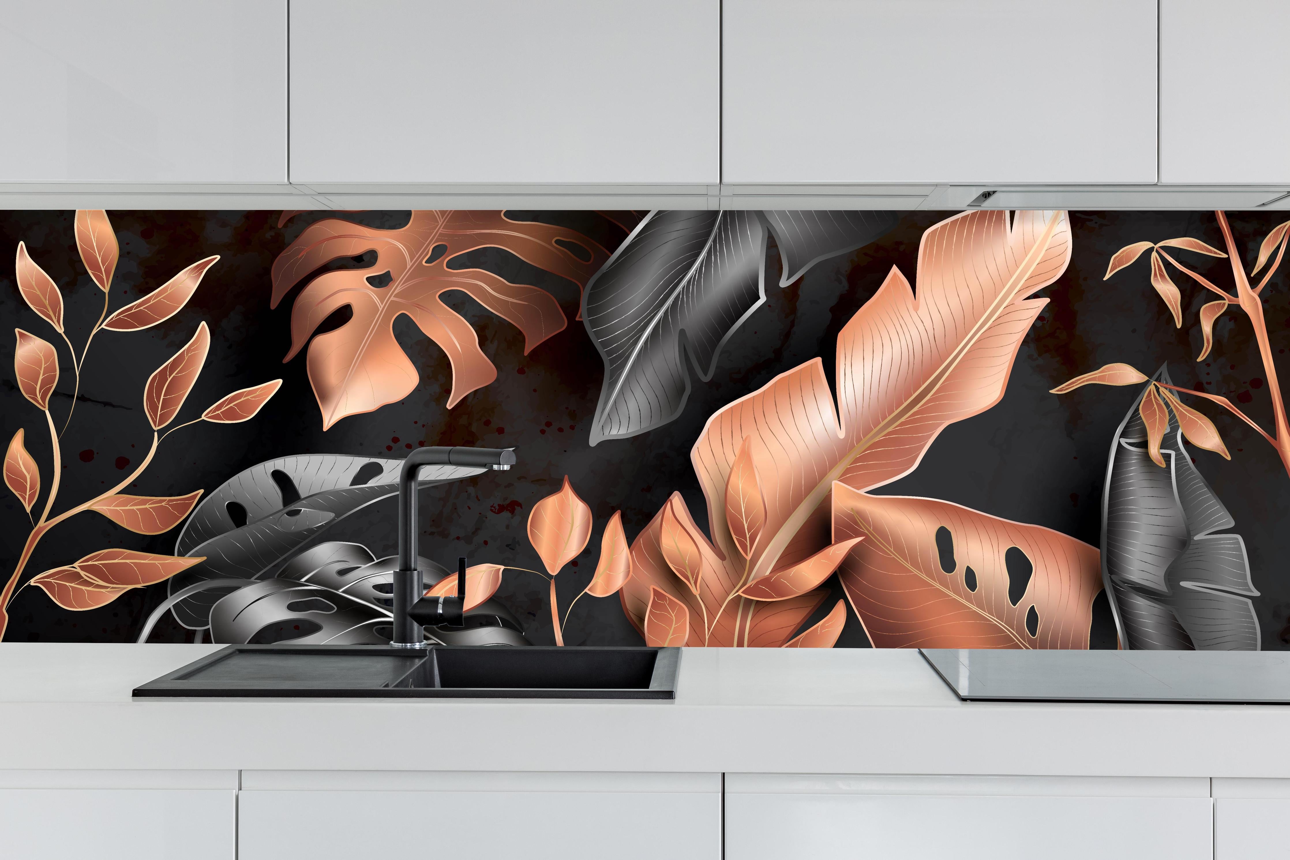 Küche - Florales Schwarz und Kupfer Muster hinter weißen Hochglanz-Küchenregalen und schwarzem Wasserhahn