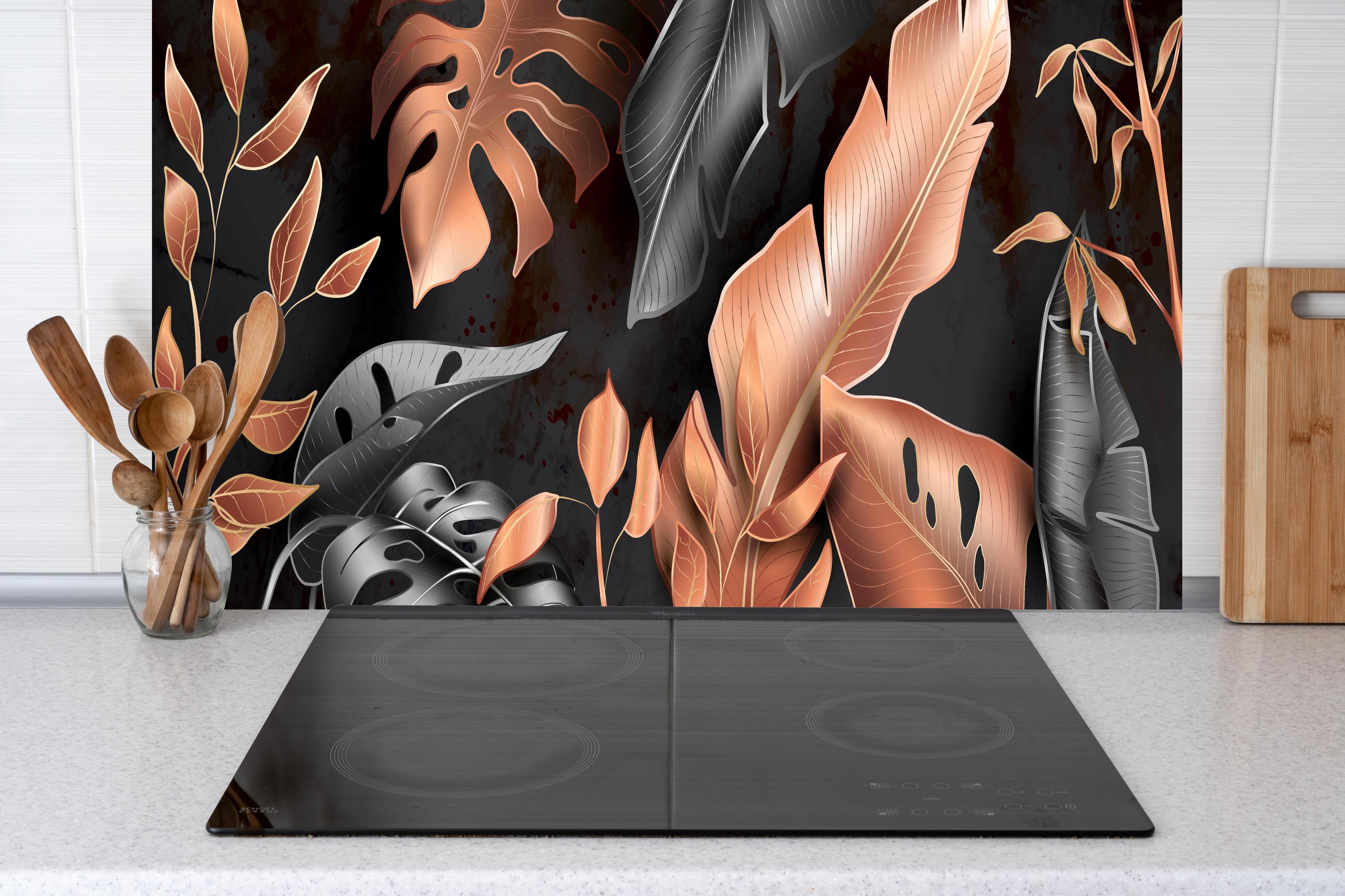 Küche - Florales Schwarz und Kupfer Muster hinter weißen Hochglanz-Küchenregalen und schwarzem Wasserhahn