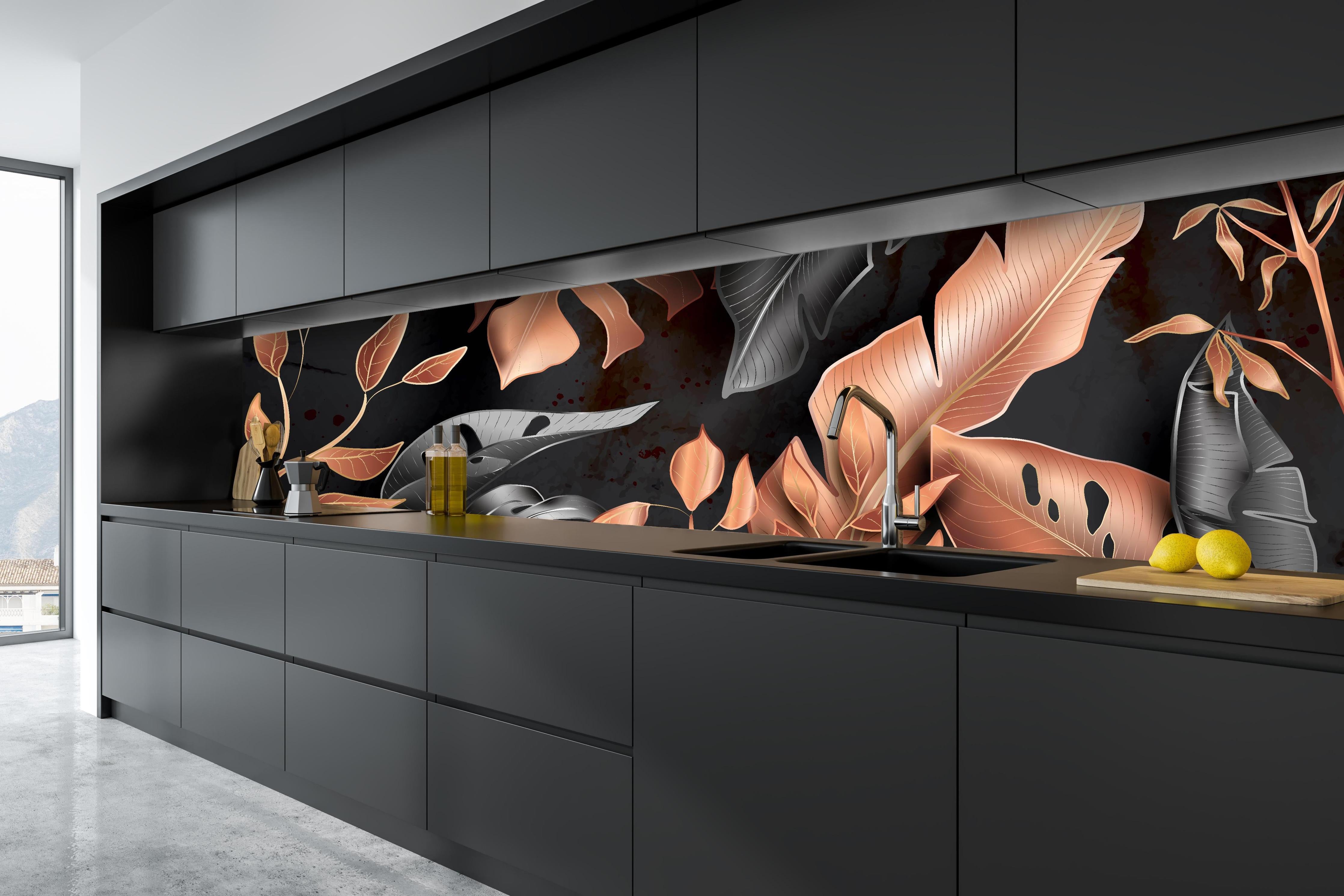 Küche - Florales Schwarz und Kupfer Muster hinter weißen Hochglanz-Küchenregalen und schwarzem Wasserhahn
