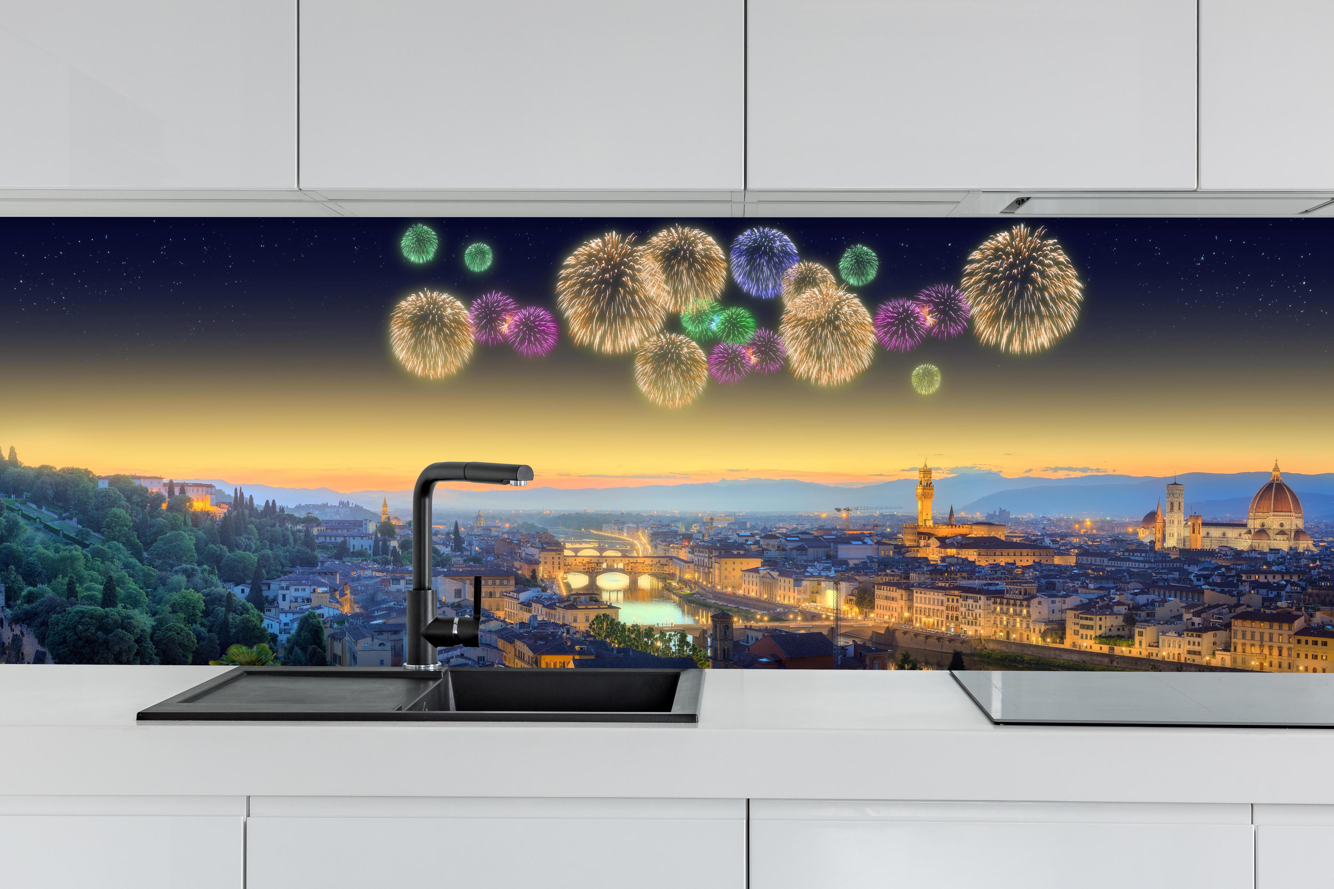 Küche - Fluss Arno und Ponte Vecchio bei Sonnenuntergang hinter weißen Hochglanz-Küchenregalen und schwarzem Wasserhahn