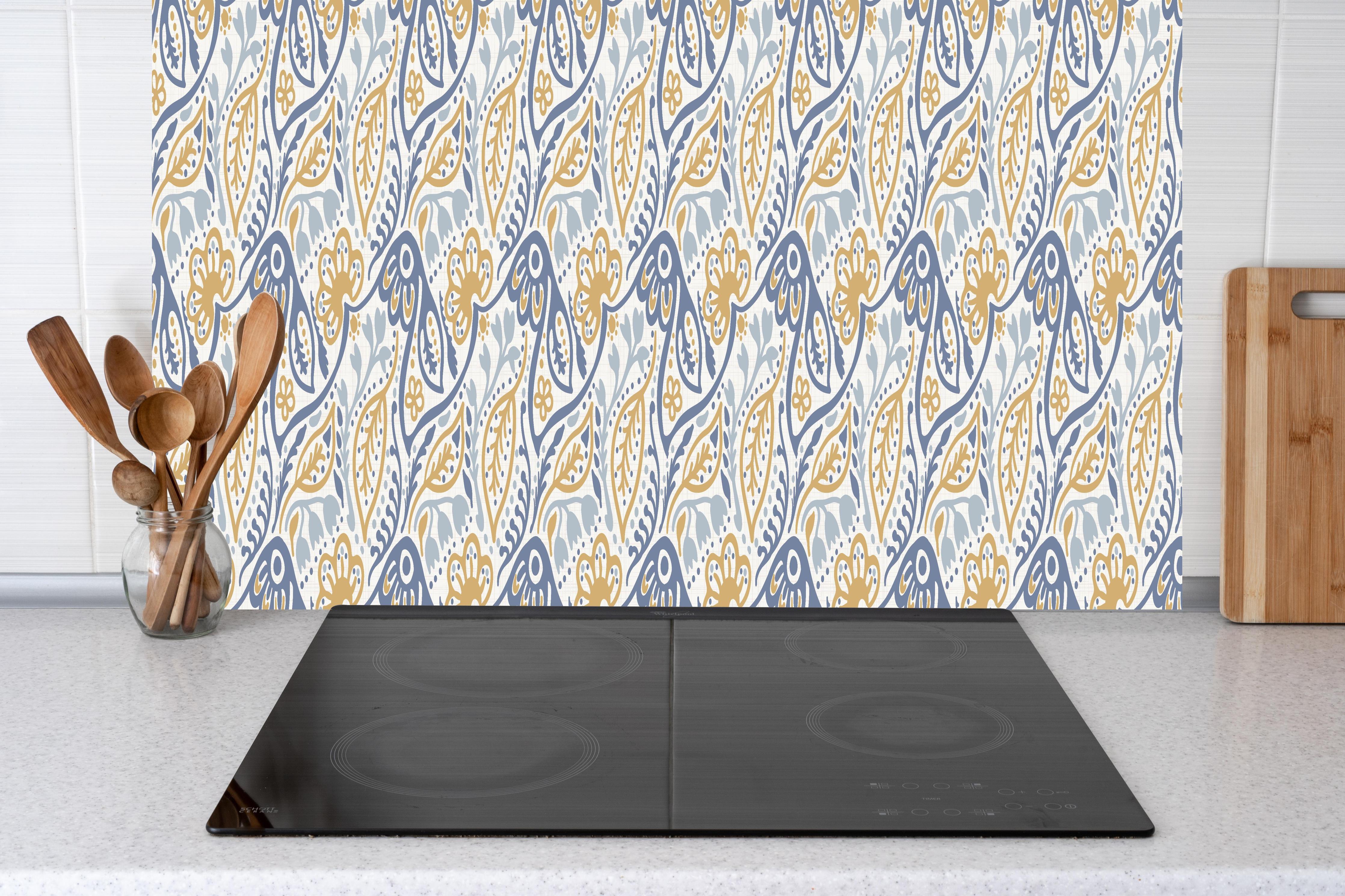 Küche - Französisches Damastmuster nahtlos blau gelb hinter weißen Hochglanz-Küchenregalen und schwarzem Wasserhahn