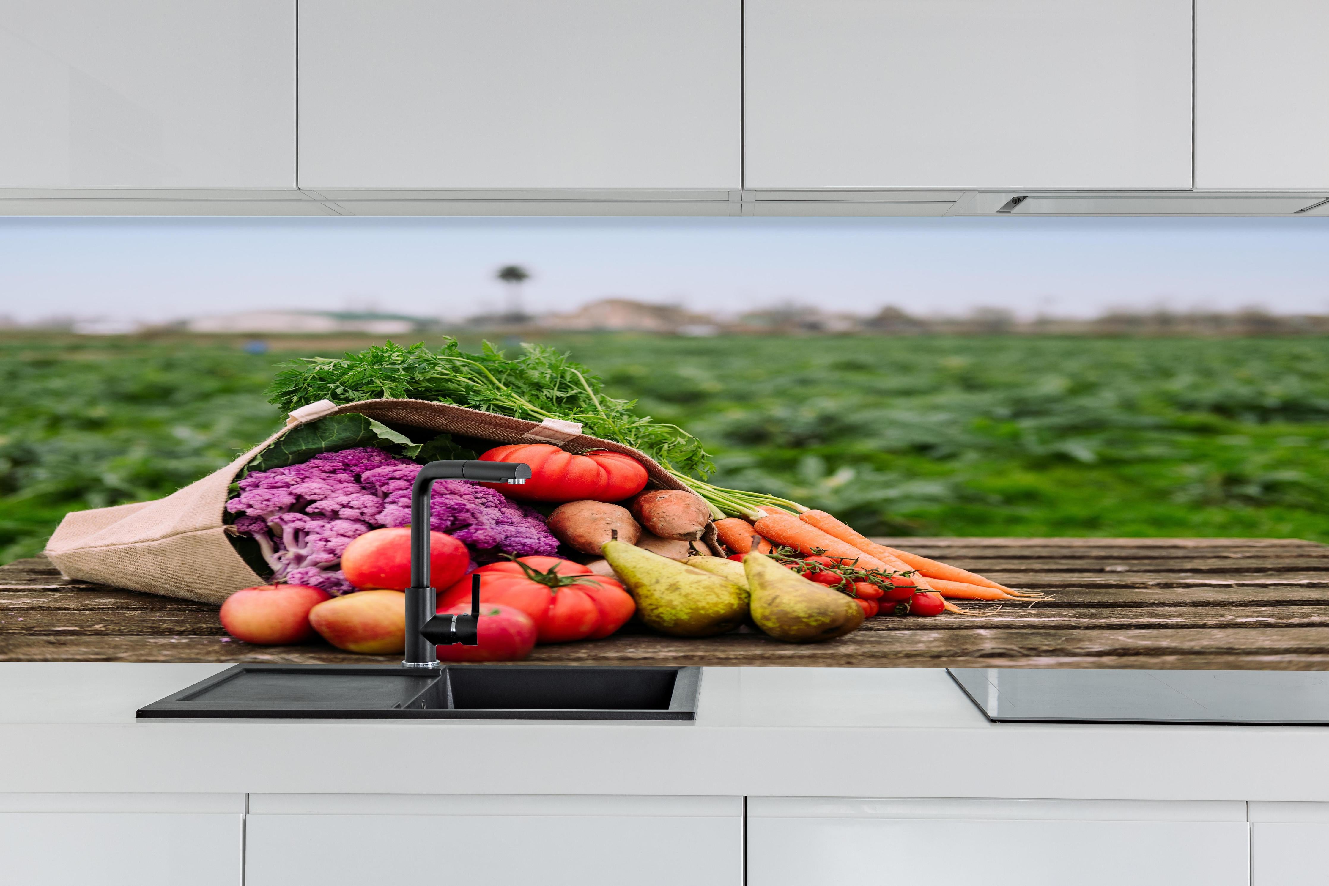 Küche - Frische Bio-Ernte in Bunt hinter weißen Hochglanz-Küchenregalen und schwarzem Wasserhahn