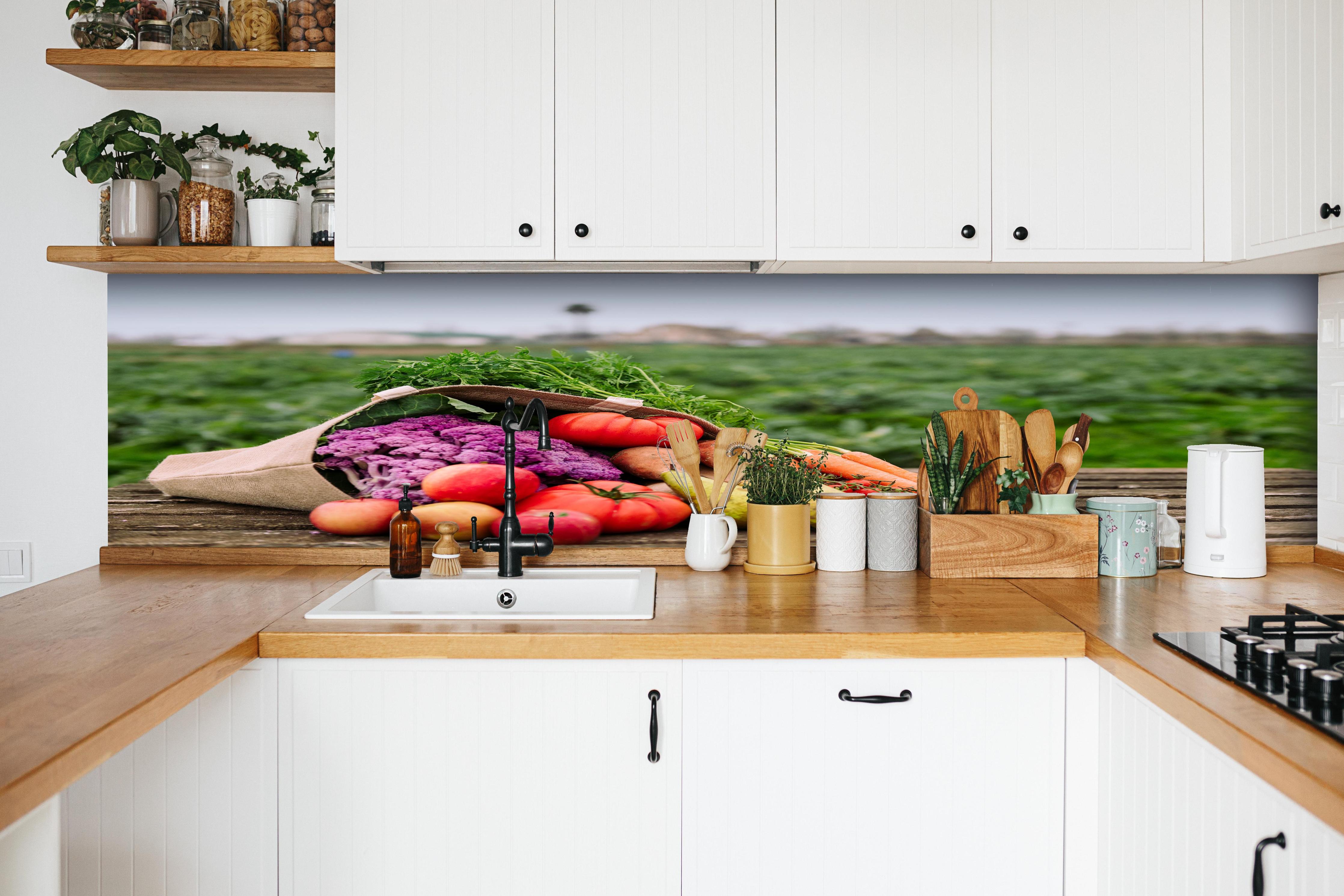 Küche - Frische Bio-Ernte in Bunt hinter weißen Hochglanz-Küchenregalen und schwarzem Wasserhahn