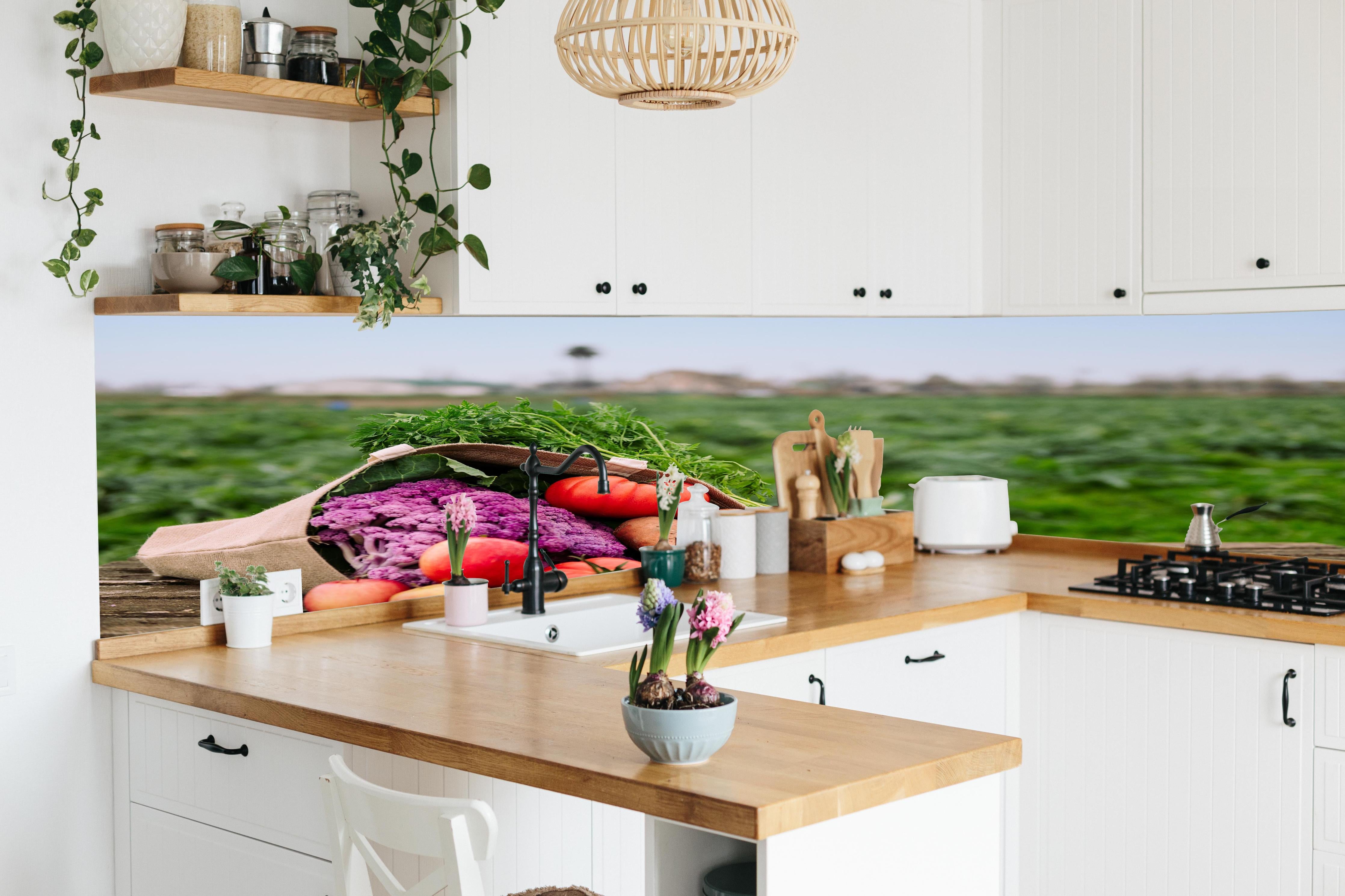 Küche - Frische Bio-Ernte in Bunt hinter weißen Hochglanz-Küchenregalen und schwarzem Wasserhahn