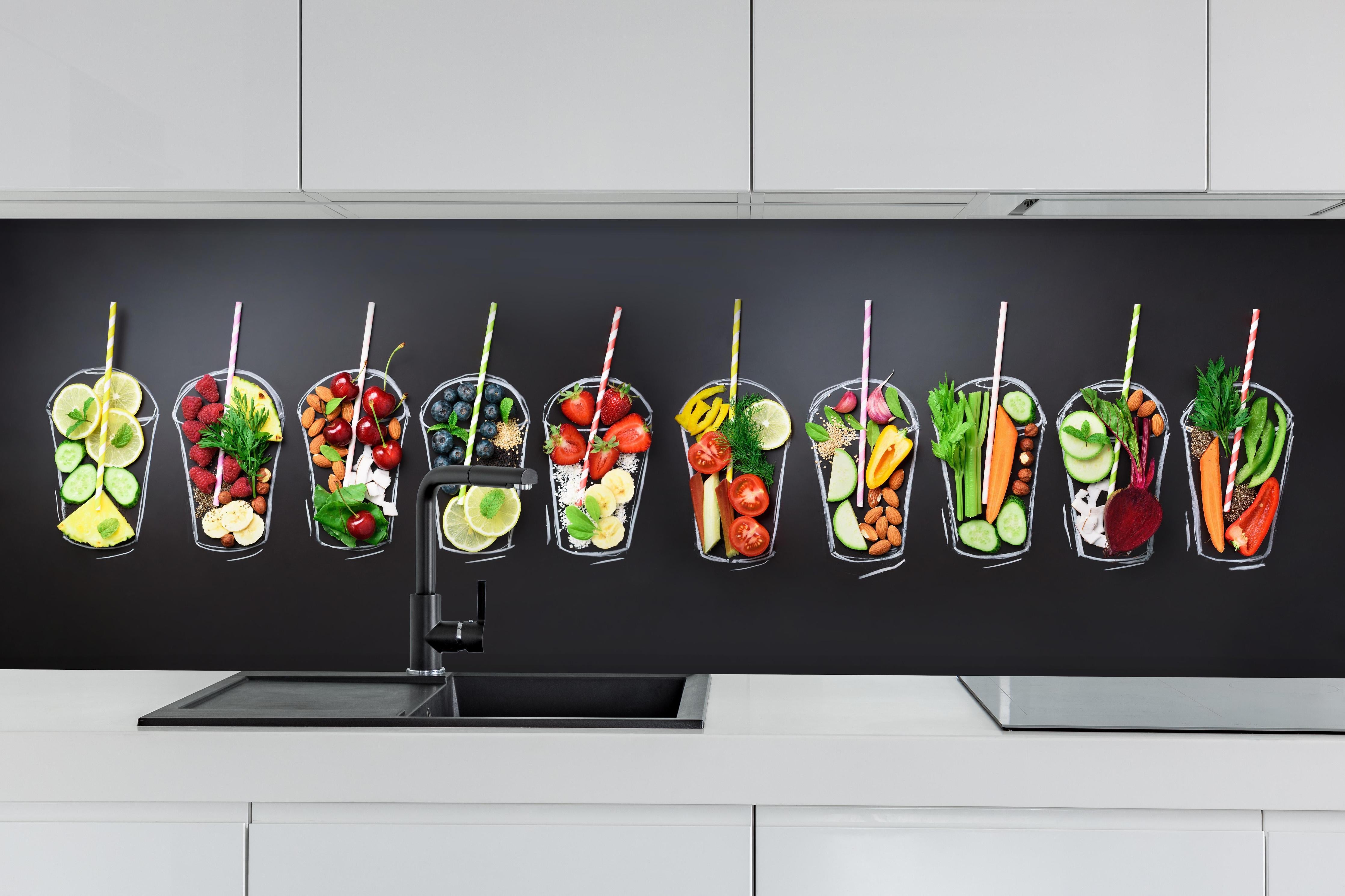 Küche - Frische Smoothie Zutaten auf Schwarz hinter weißen Hochglanz-Küchenregalen und schwarzem Wasserhahn