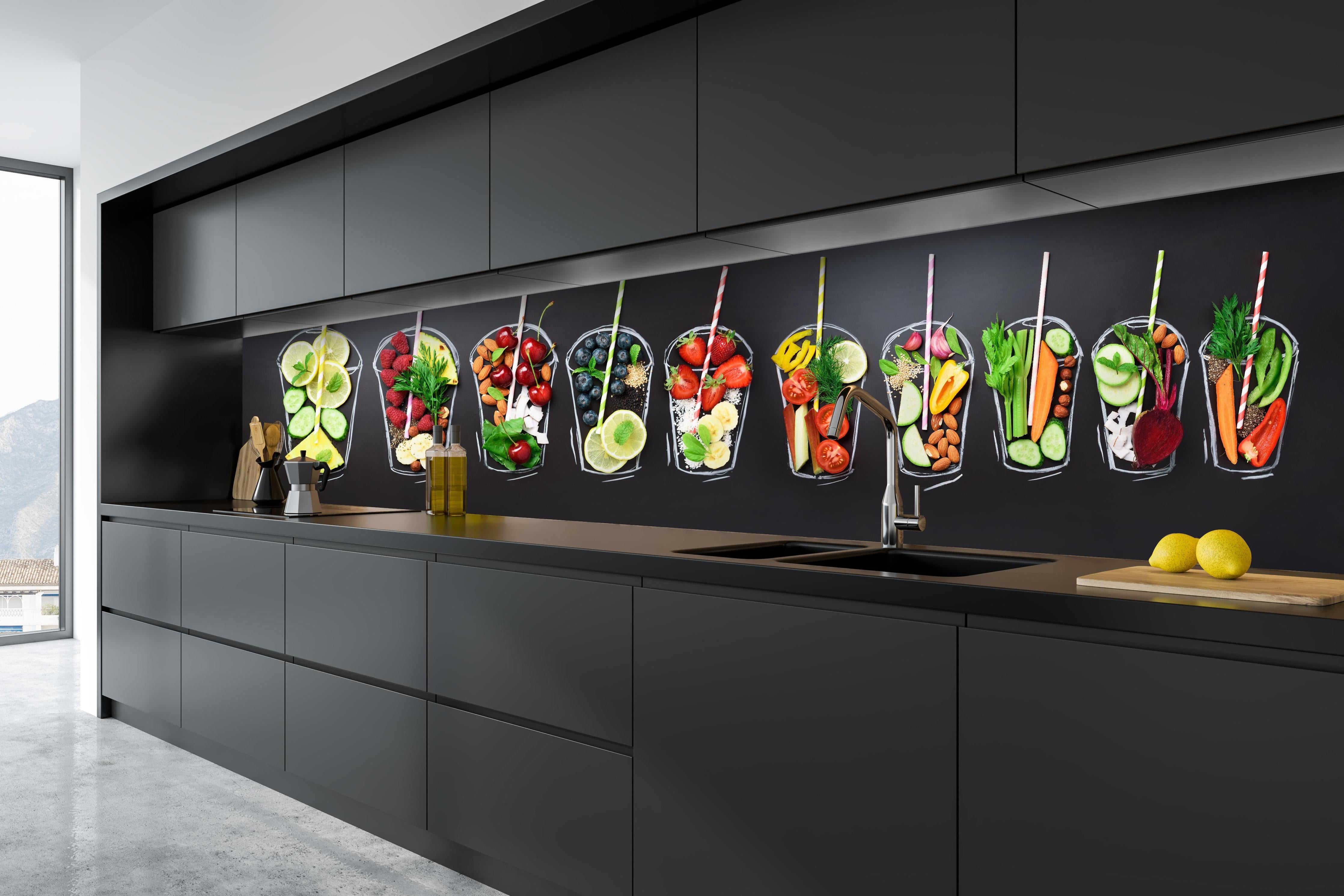 Küche - Frische Smoothie Zutaten auf Schwarz hinter weißen Hochglanz-Küchenregalen und schwarzem Wasserhahn