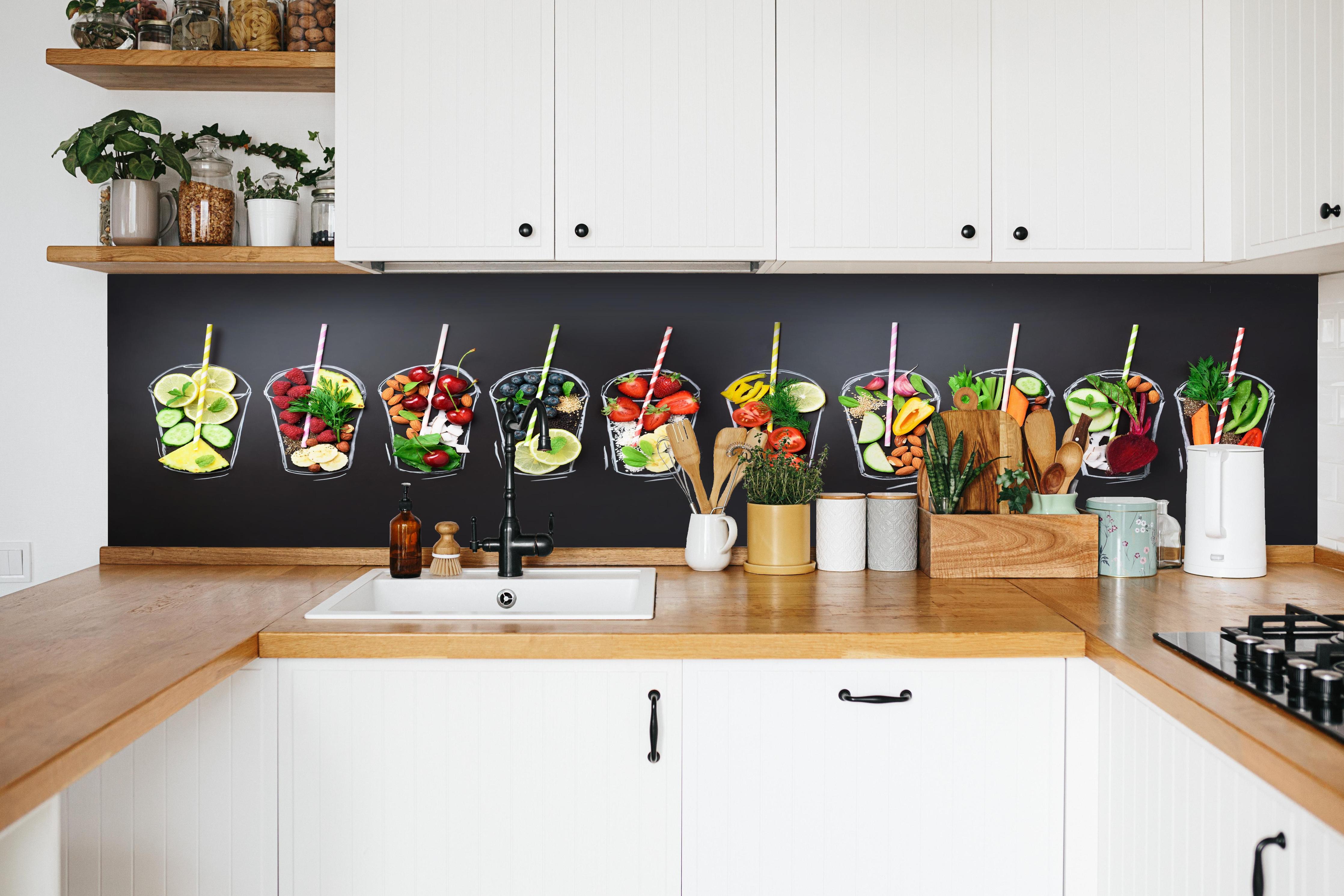 Küche - Frische Smoothie Zutaten auf Schwarz hinter weißen Hochglanz-Küchenregalen und schwarzem Wasserhahn