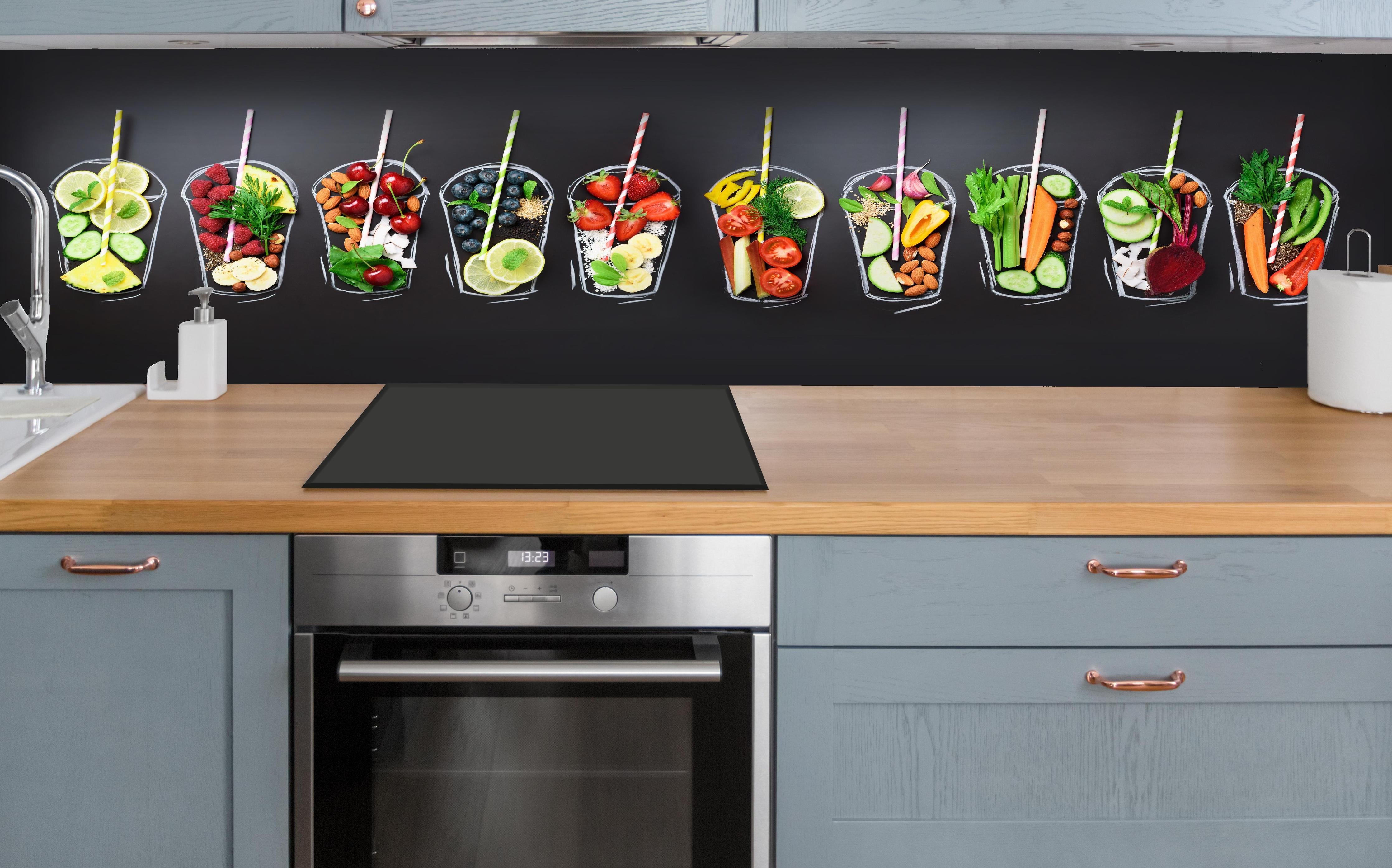 Küche - Frische Smoothie Zutaten auf Schwarz hinter weißen Hochglanz-Küchenregalen und schwarzem Wasserhahn