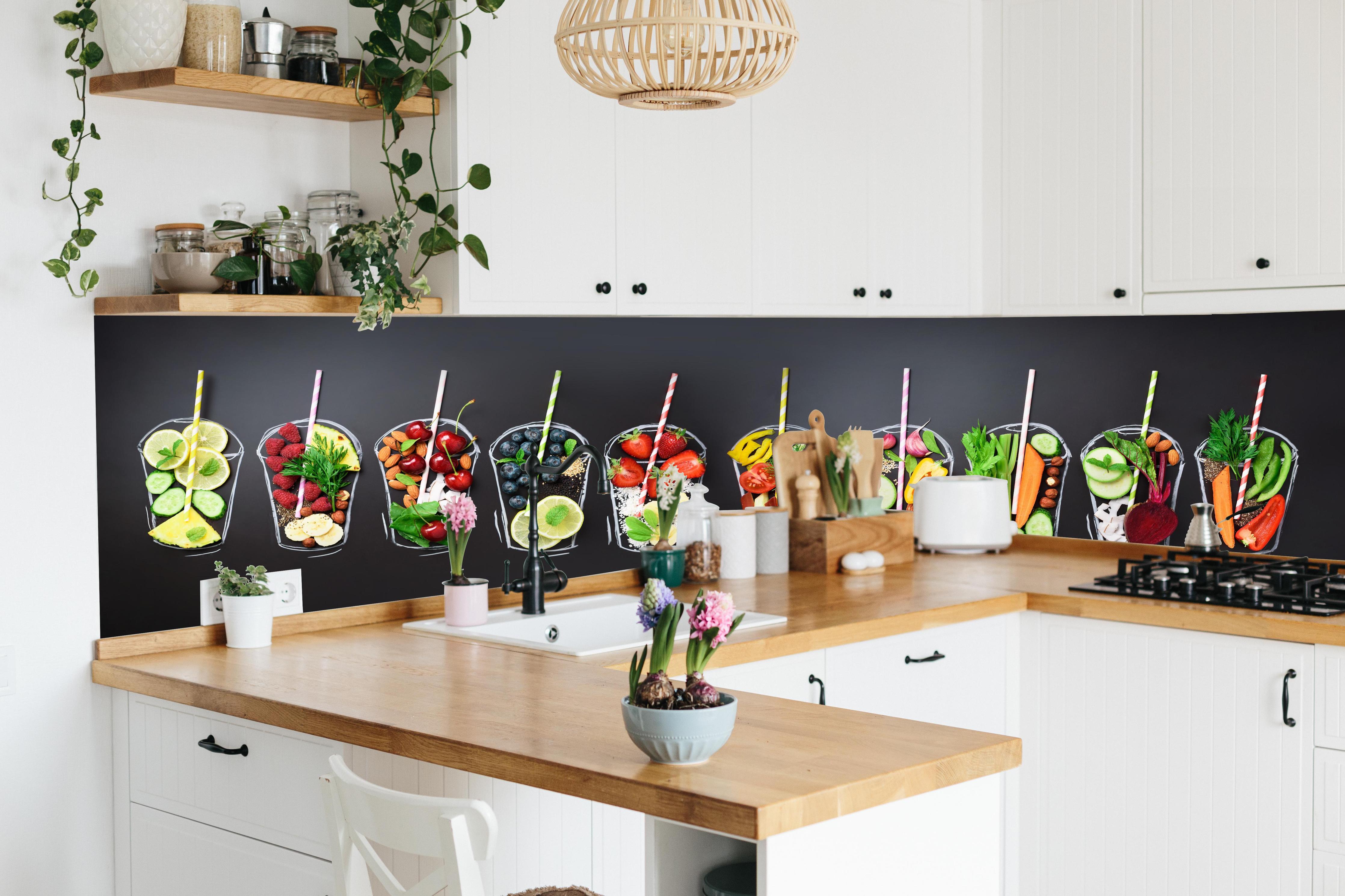 Küche - Frische Smoothie Zutaten auf Schwarz hinter weißen Hochglanz-Küchenregalen und schwarzem Wasserhahn