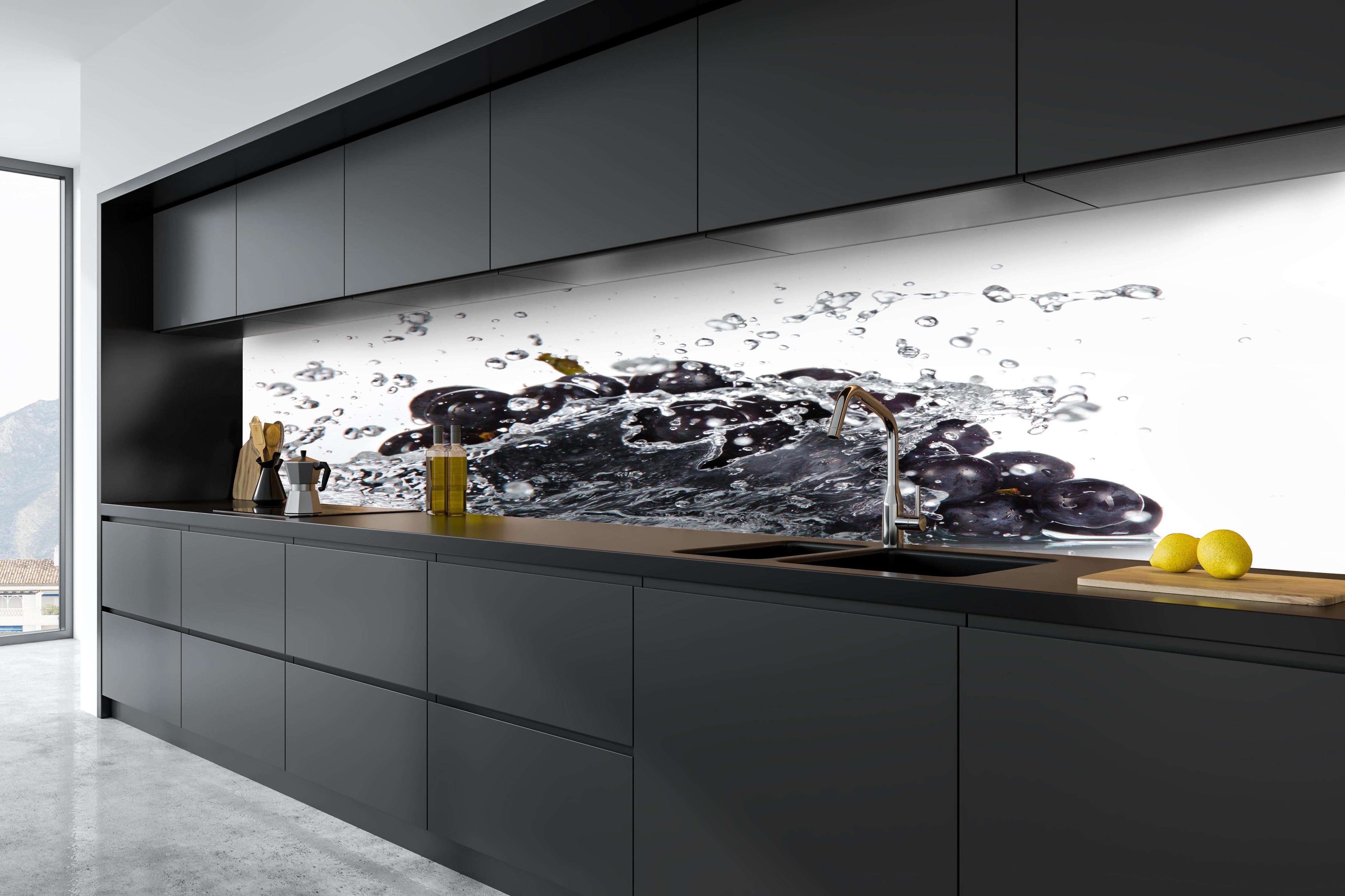 Küche - Frische Trauben im Wasser Splash hinter weißen Hochglanz-Küchenregalen und schwarzem Wasserhahn