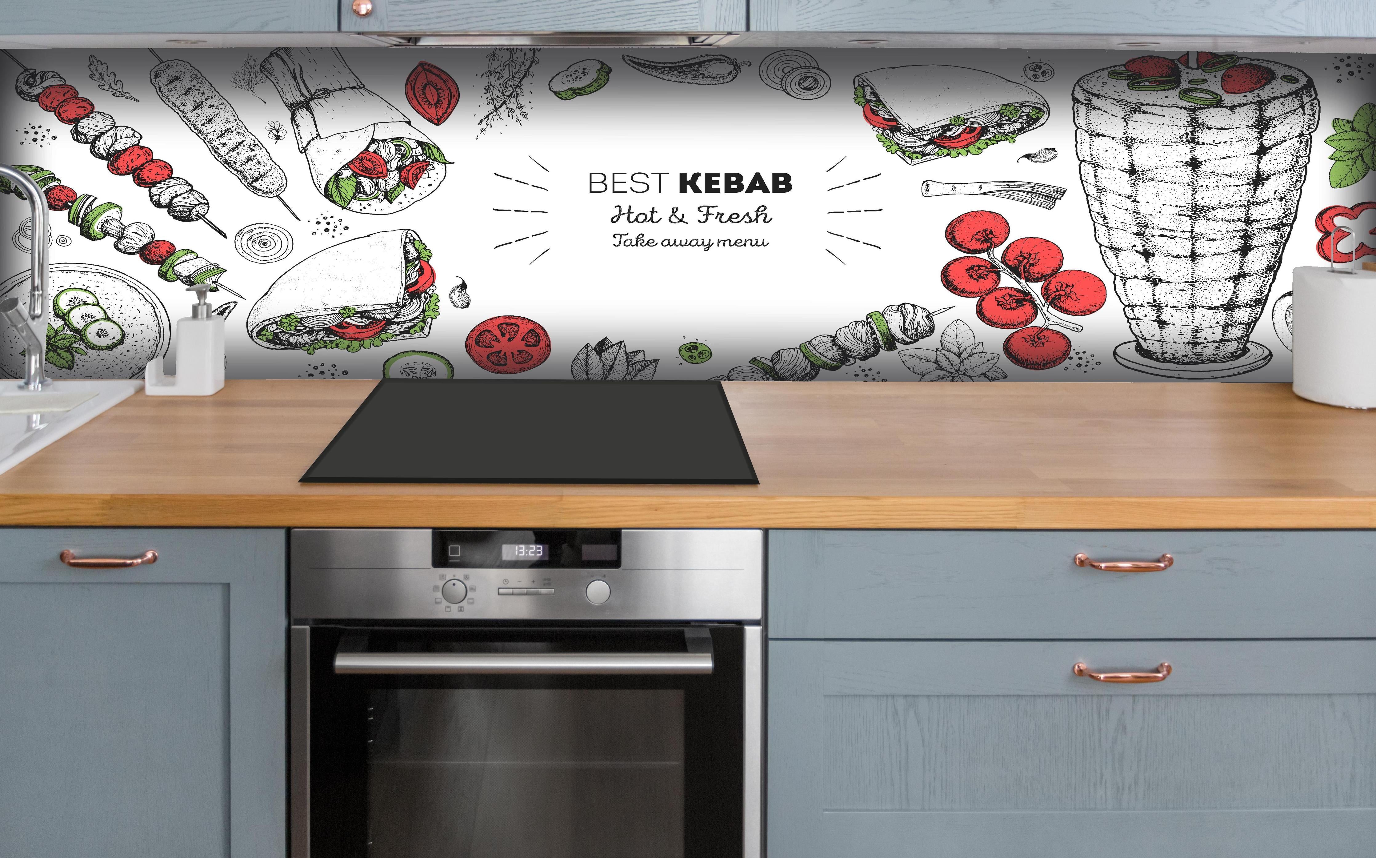 Küche - Frisches Kebab Design mit Gemüseillustration hinter weißen Hochglanz-Küchenregalen und schwarzem Wasserhahn