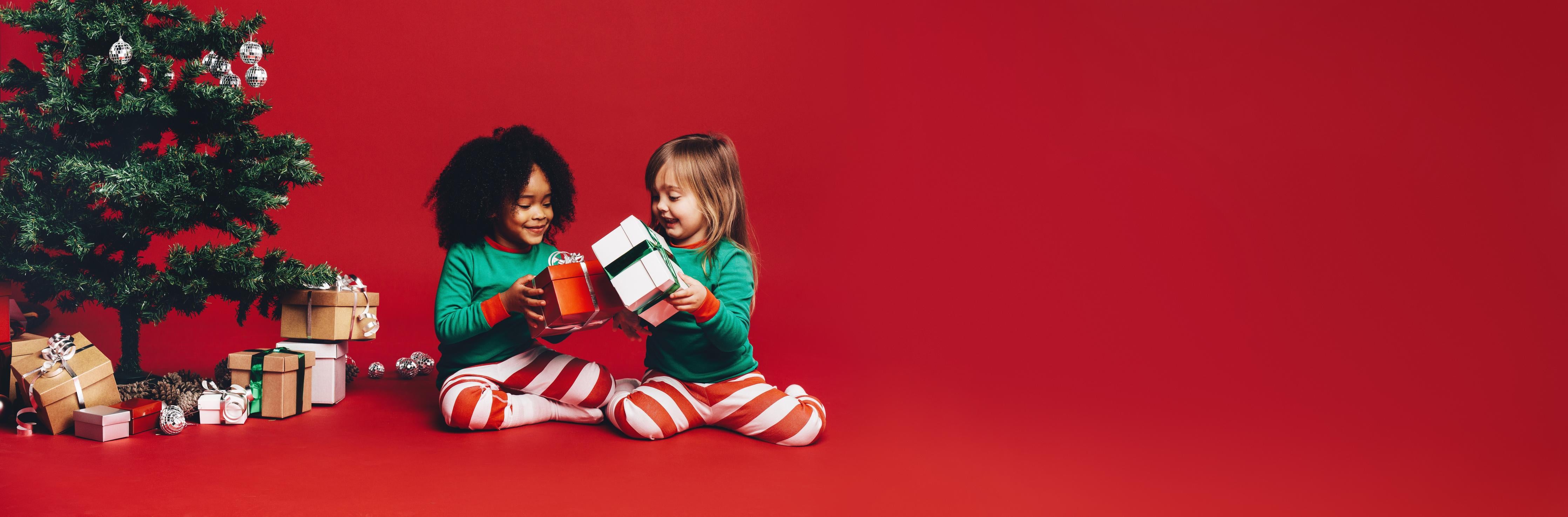 Küchenrückwand-Fröhliche Kinder tauschen Weihnachtsgeschenke aus