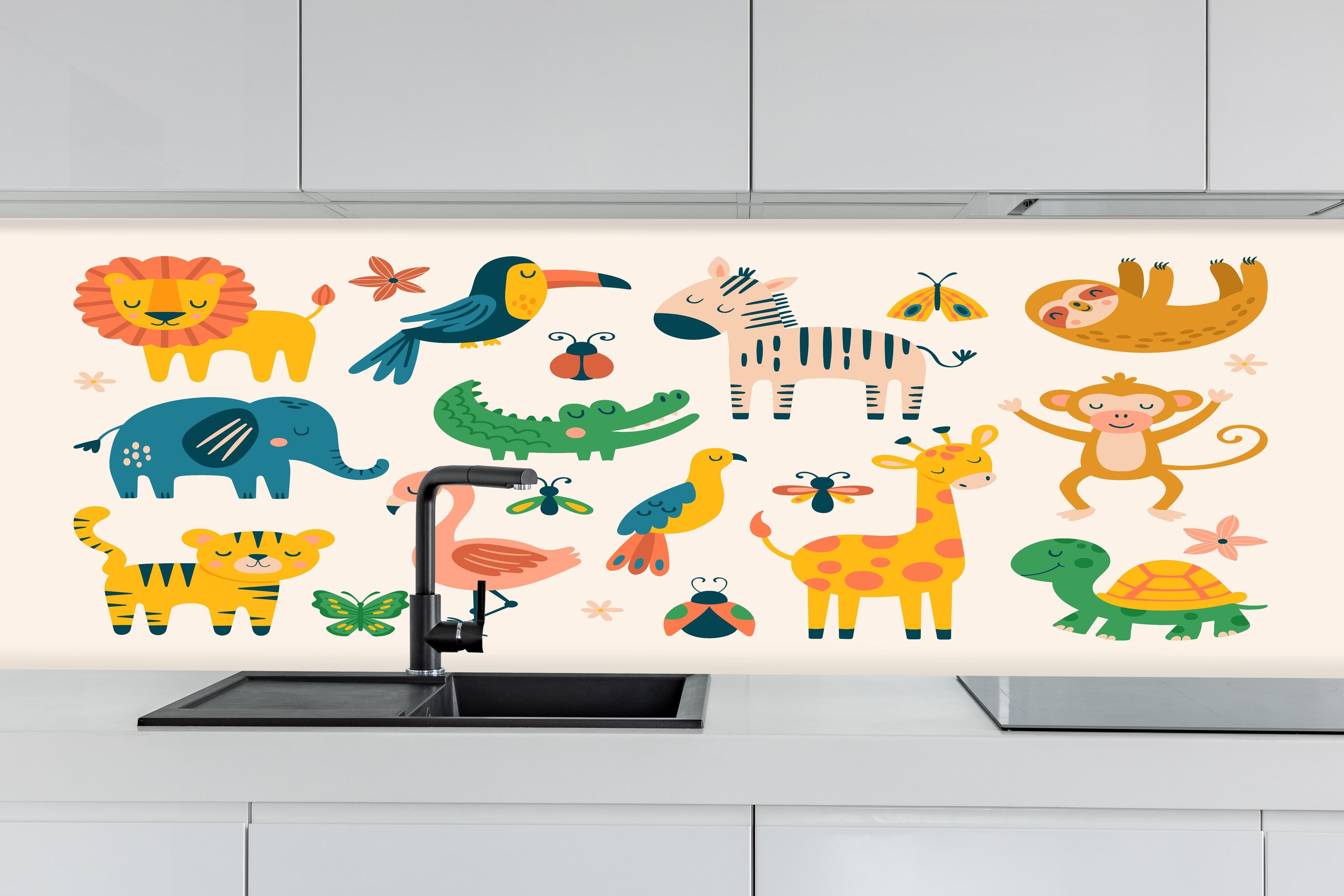 Küche - Fröhliche bunte Tierillustrationen für Kinder hinter weißen Hochglanz-Küchenregalen und schwarzem Wasserhahn