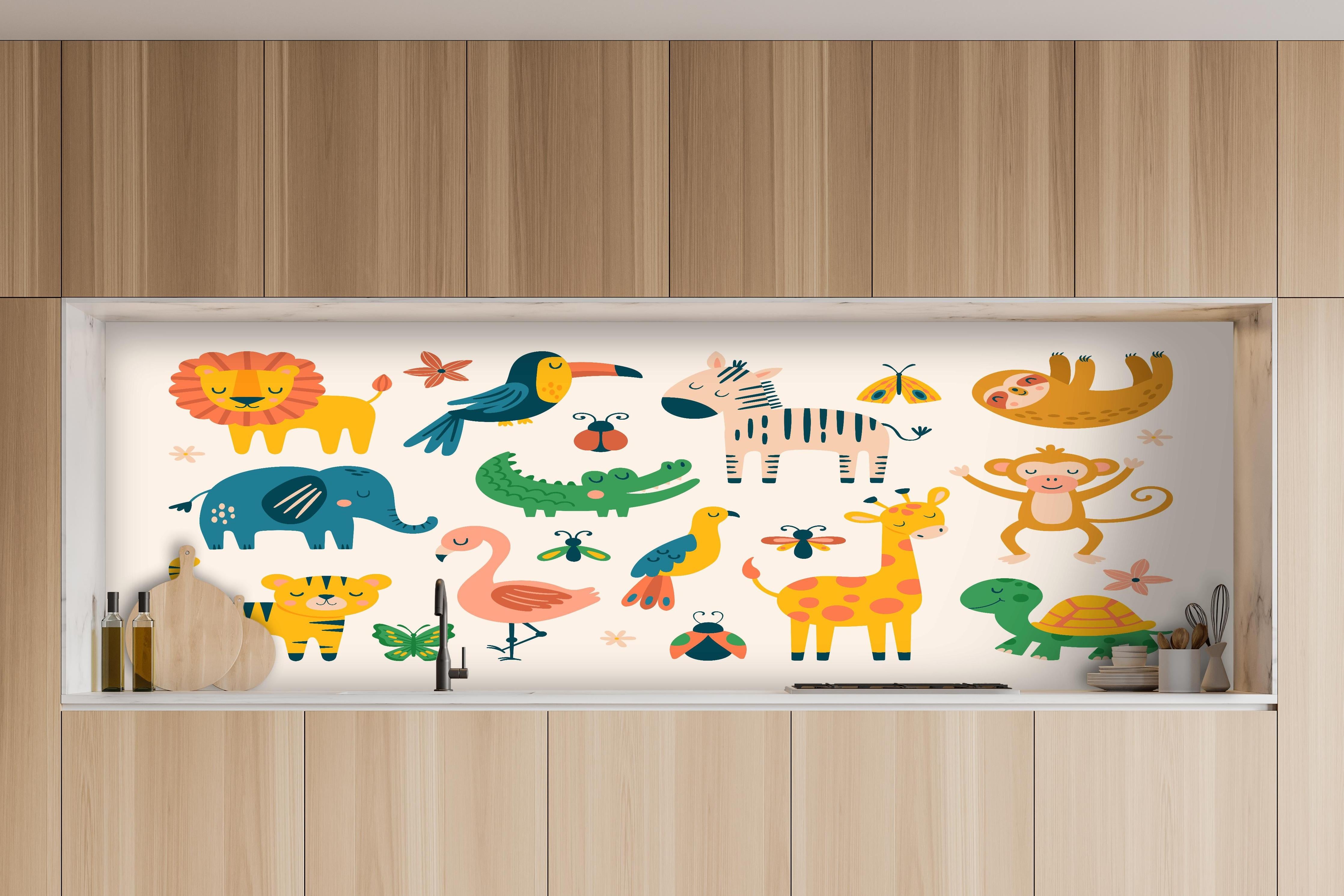 Küche - Fröhliche bunte Tierillustrationen für Kinder hinter weißen Hochglanz-Küchenregalen und schwarzem Wasserhahn