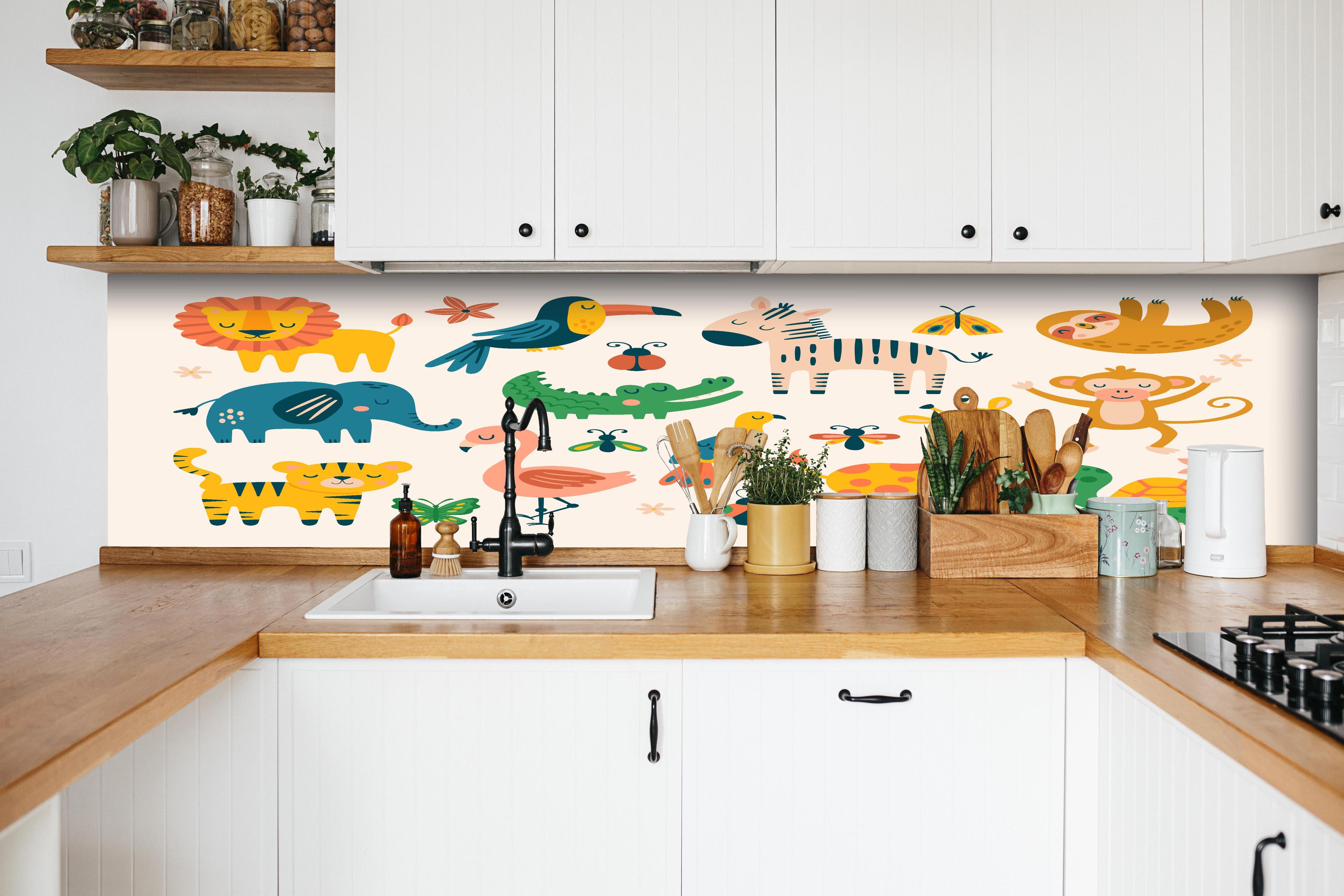 Küche - Fröhliche bunte Tierillustrationen für Kinder hinter weißen Hochglanz-Küchenregalen und schwarzem Wasserhahn