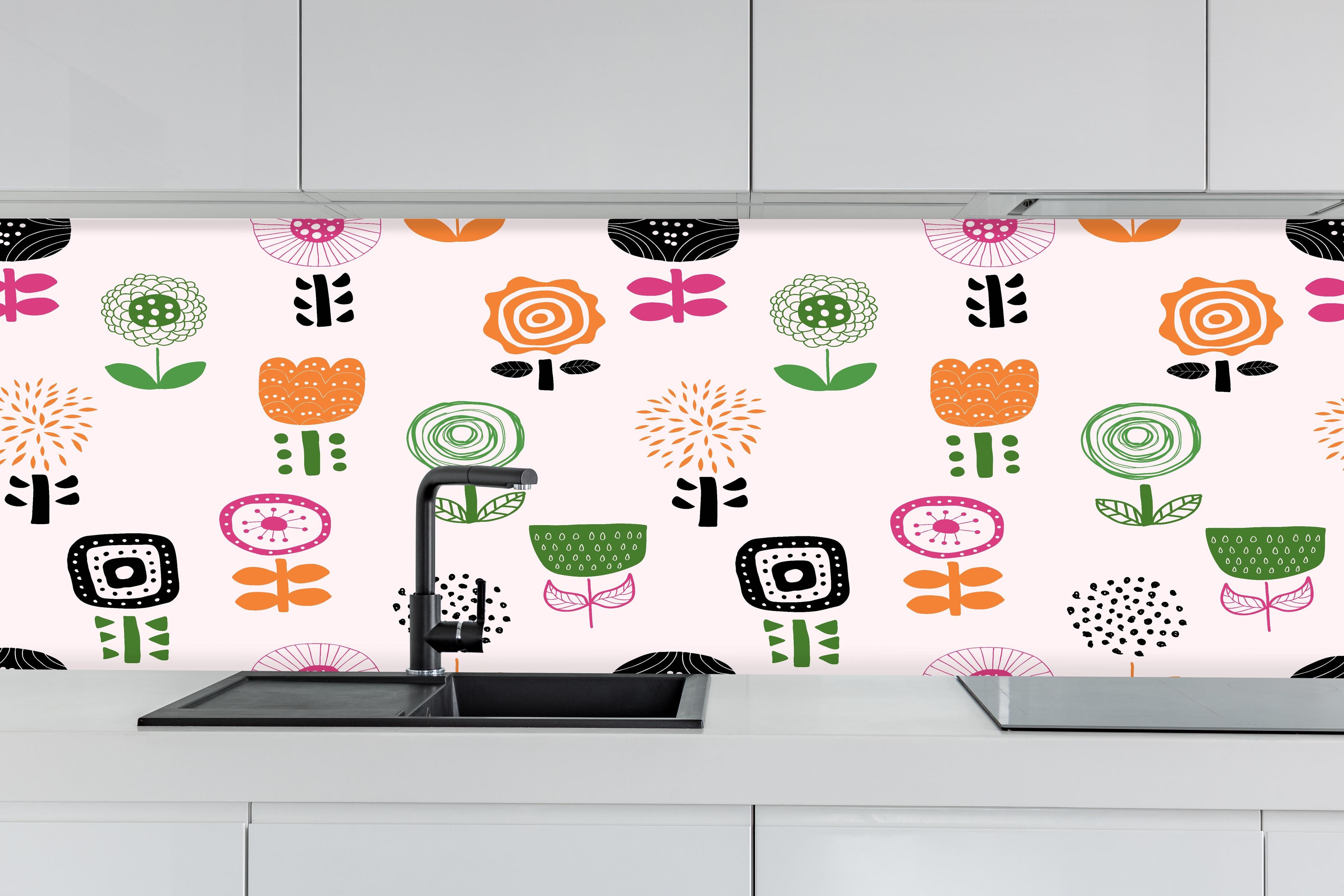 Küche - Fröhliches Retro Blumenmuster Textil hinter weißen Hochglanz-Küchenregalen und schwarzem Wasserhahn