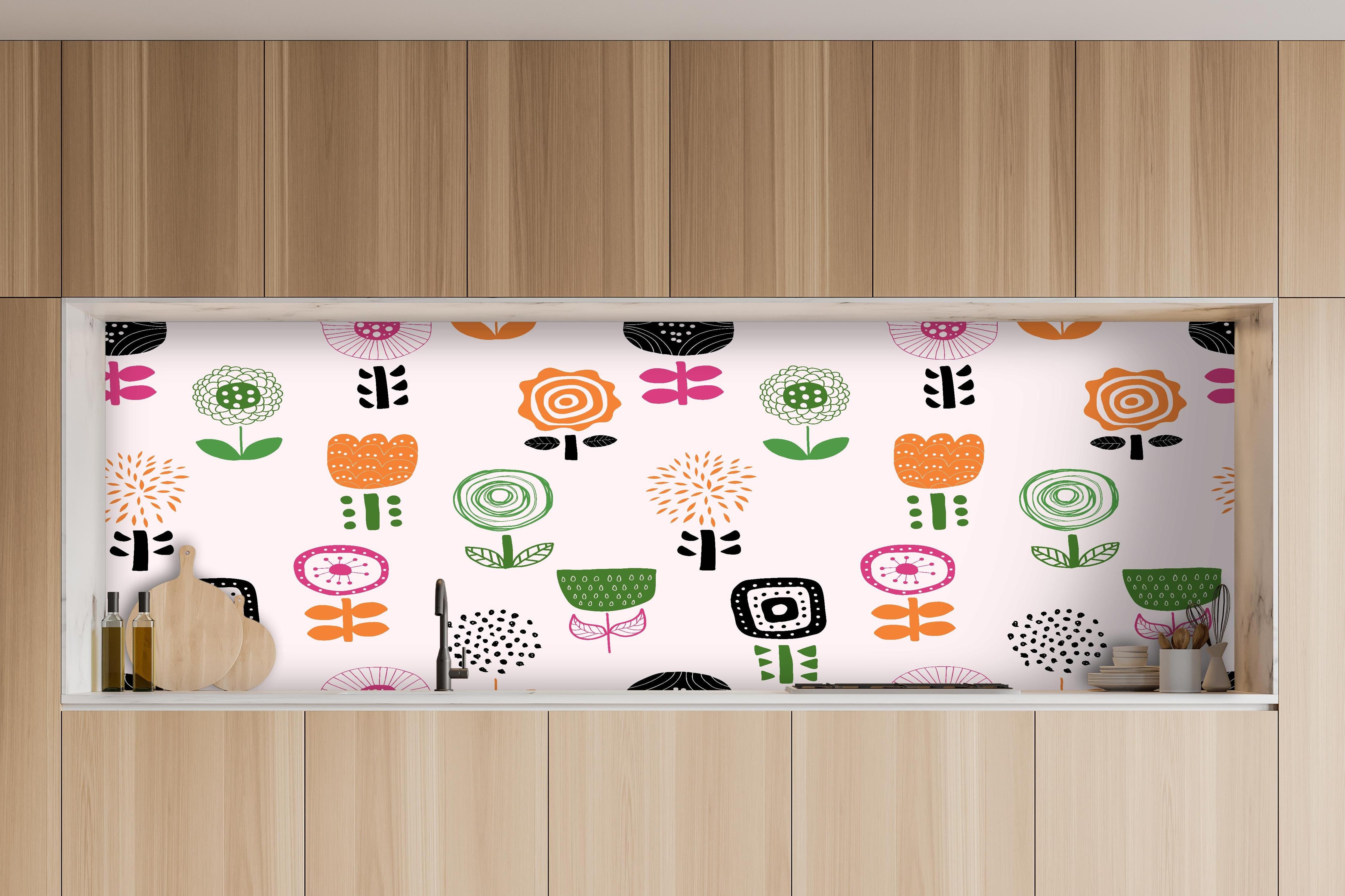 Küche - Fröhliches Retro Blumenmuster Textil hinter weißen Hochglanz-Küchenregalen und schwarzem Wasserhahn