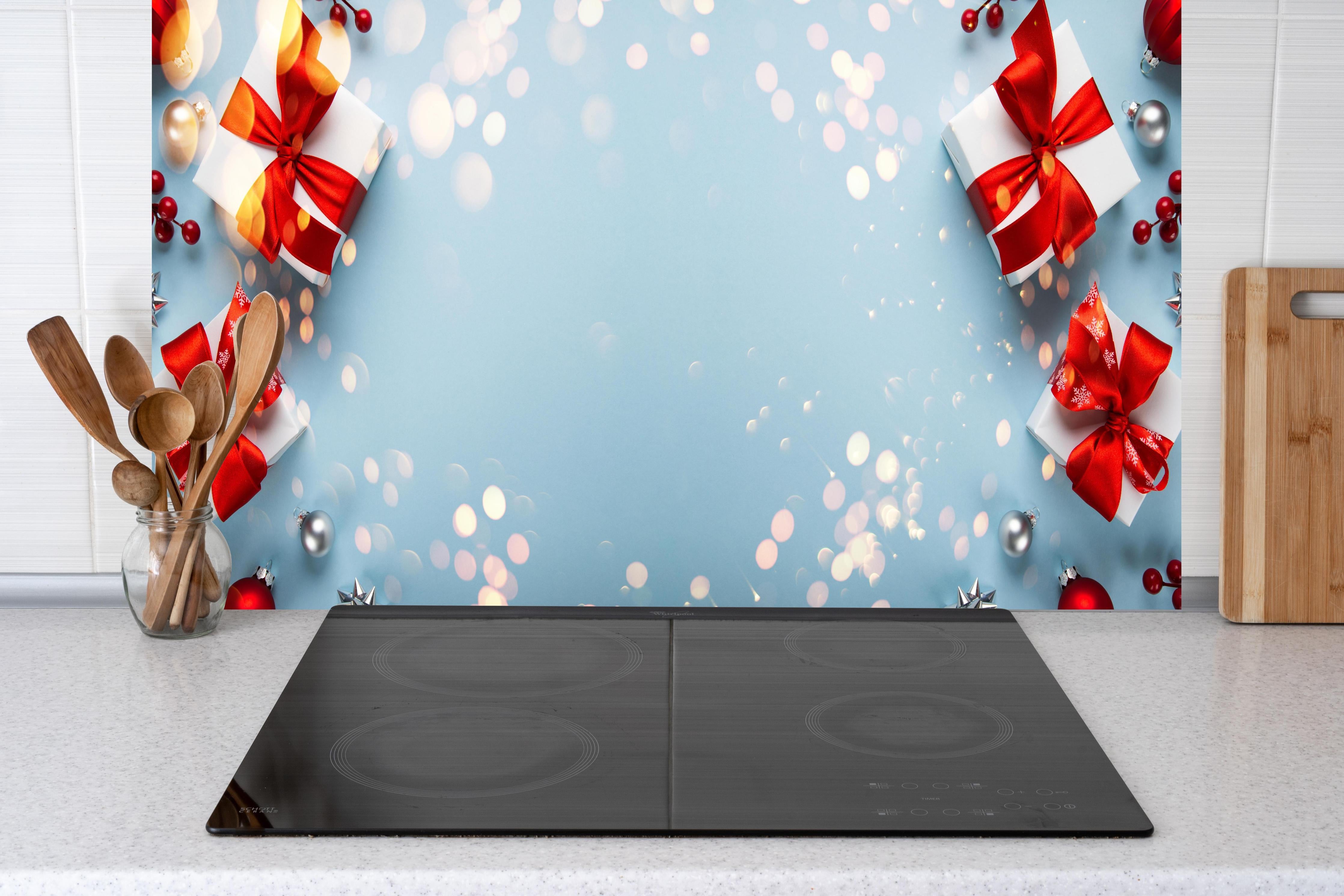 Küche - Frohe Weihnachten und schöne Feiertage Grußkarte hinter weißen Hochglanz-Küchenregalen und schwarzem Wasserhahn