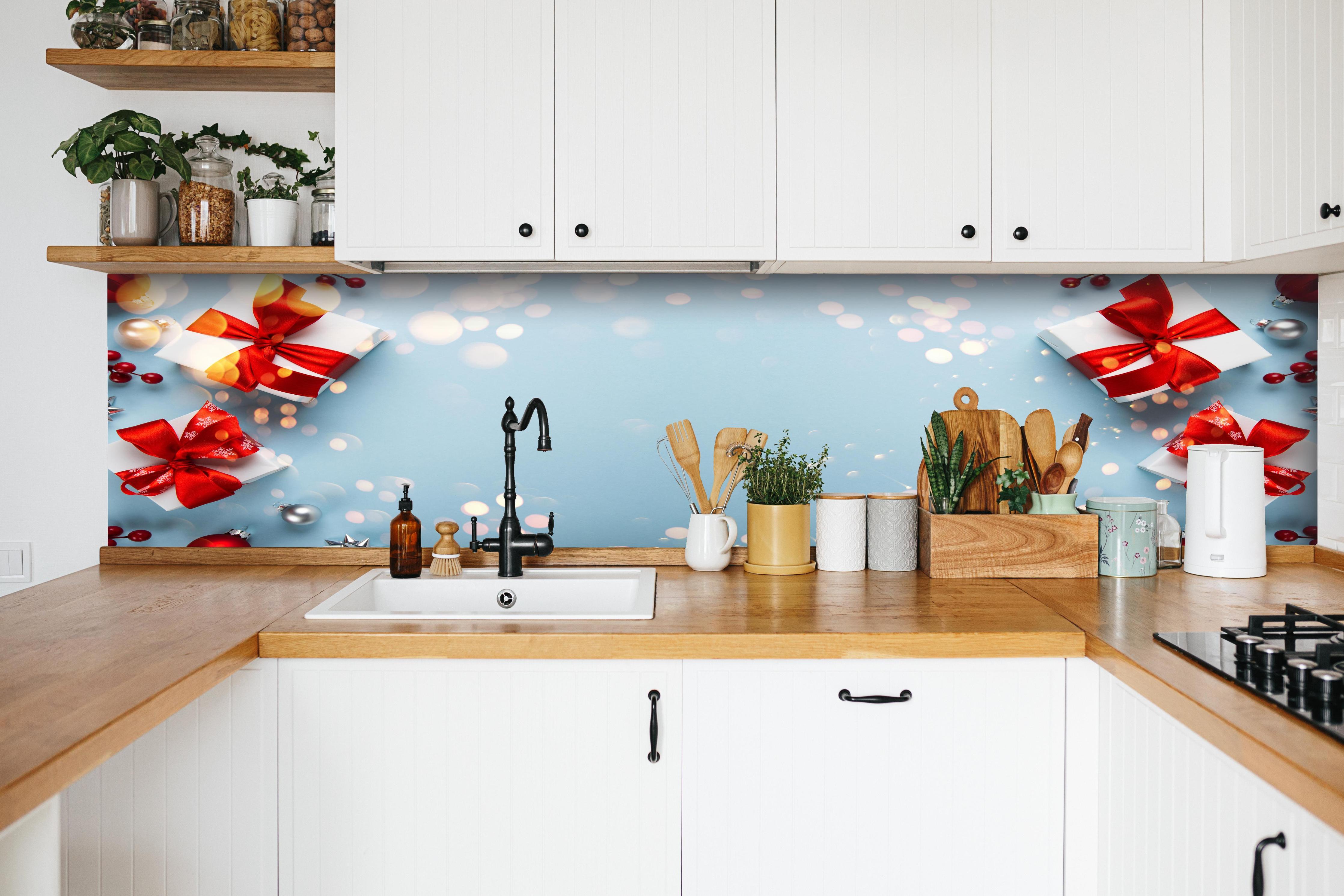 Küche - Frohe Weihnachten und schöne Feiertage Grußkarte hinter weißen Hochglanz-Küchenregalen und schwarzem Wasserhahn