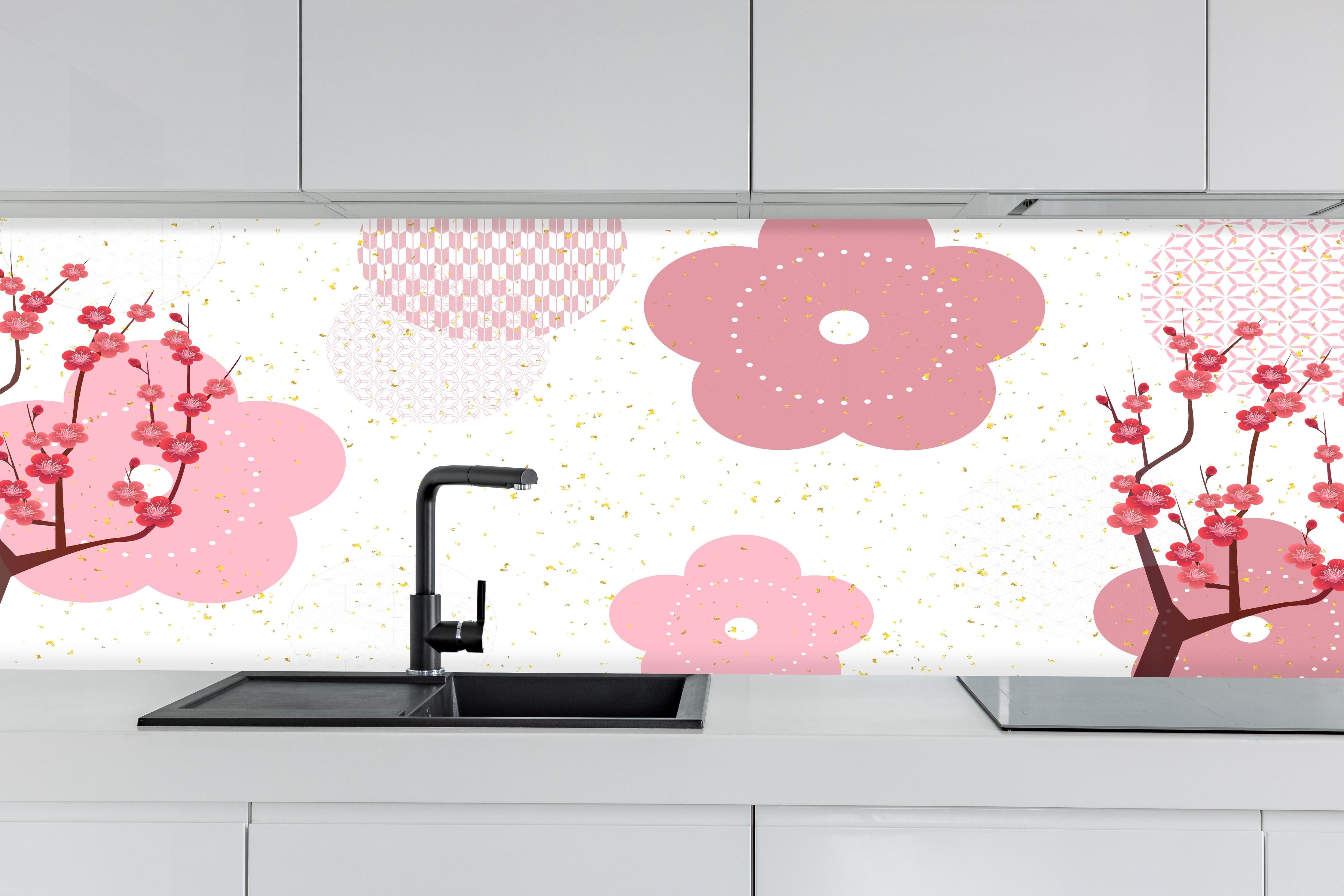 Küche - Frühlingshaftes Floral Muster in Rosa hinter weißen Hochglanz-Küchenregalen und schwarzem Wasserhahn