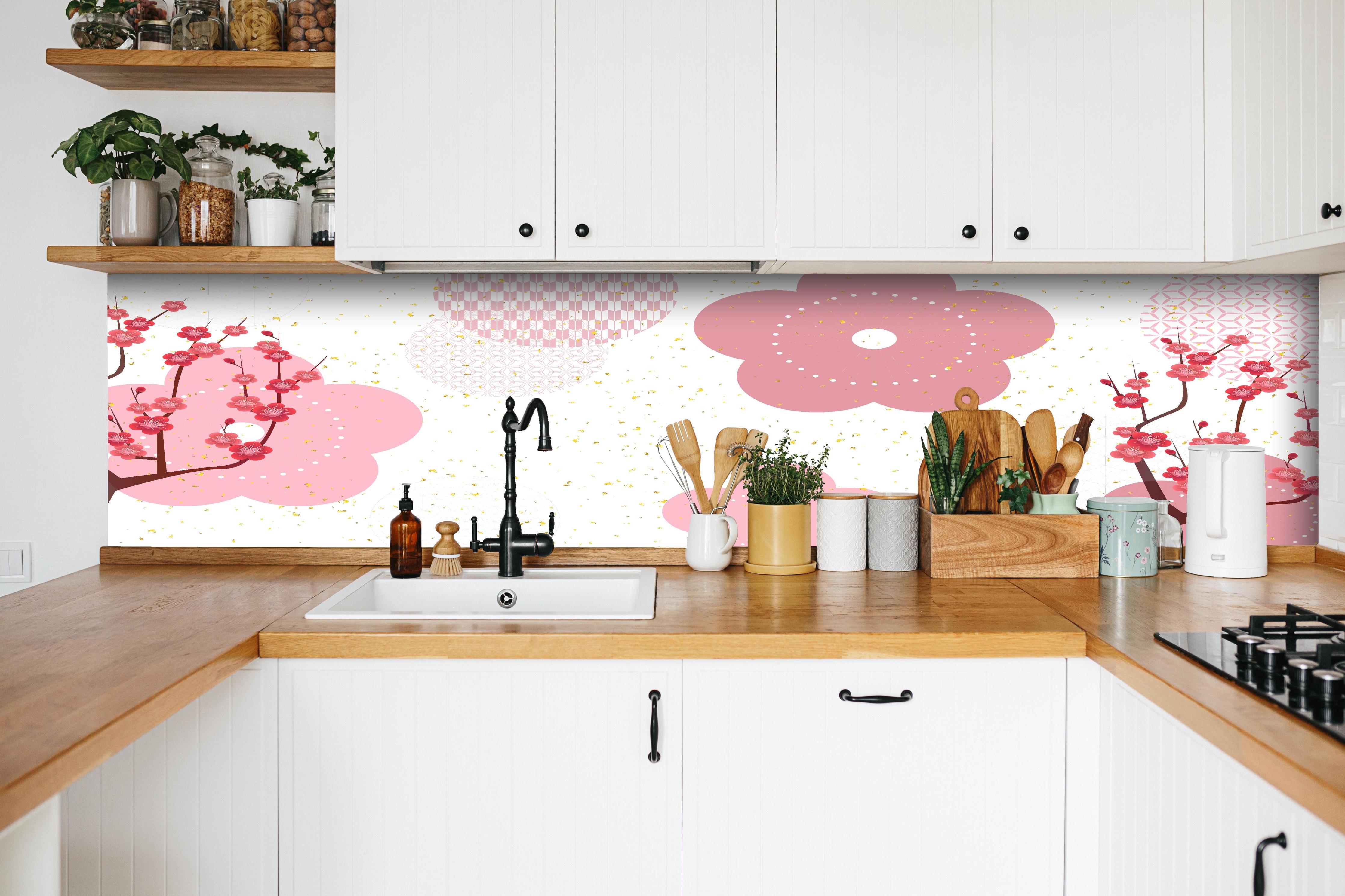 Küche - Frühlingshaftes Floral Muster in Rosa hinter weißen Hochglanz-Küchenregalen und schwarzem Wasserhahn